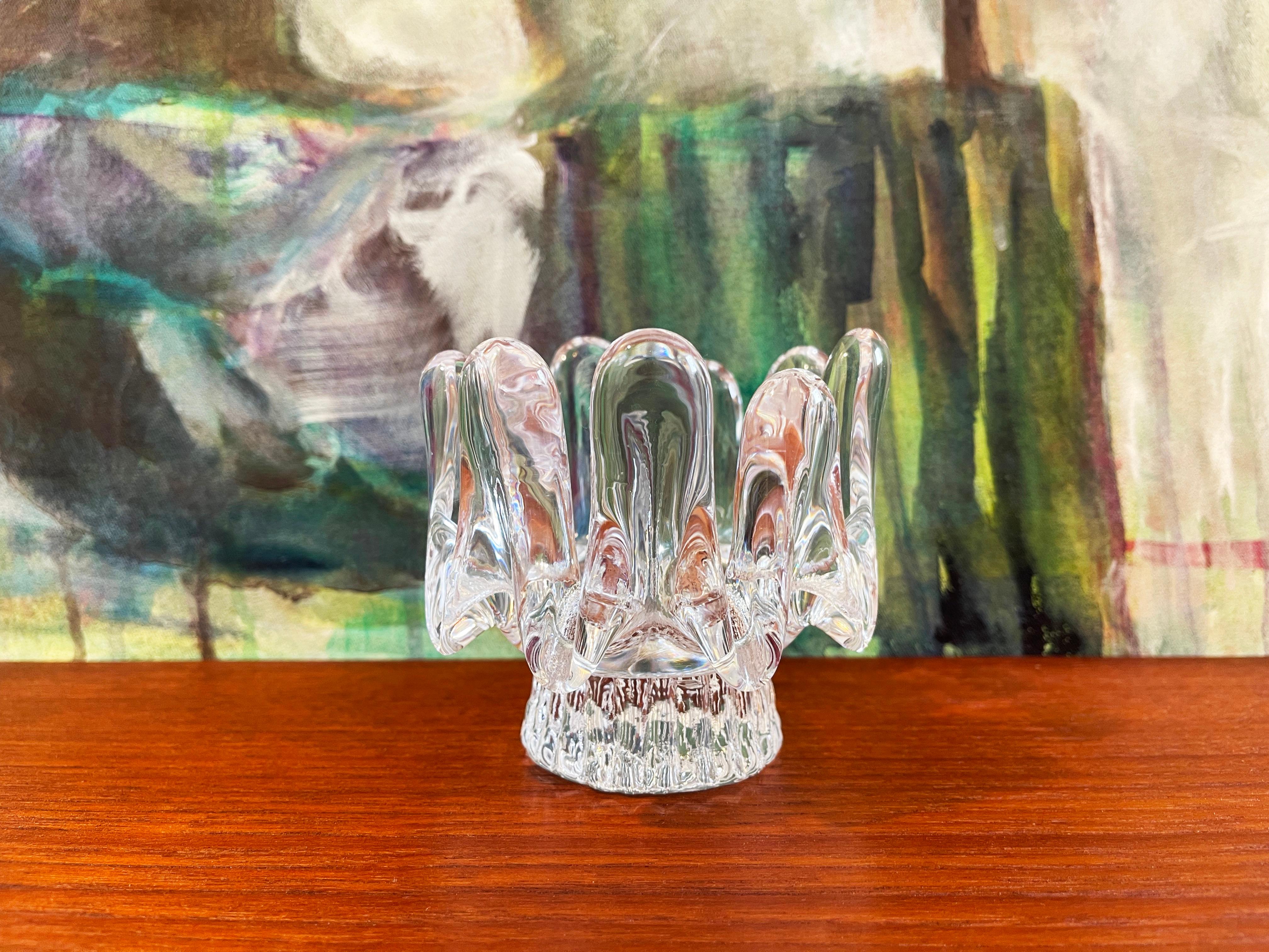 Bougeoir en verre cristallin de Göran Warff pour Kosta Boda, Suède, dans les années 1970.
Magnifique classique du design du milieu du siècle en Scandinavie.
Idéal pour une bougie à réchaud ou des bougies plus grosses.

Un design fantastique avec une