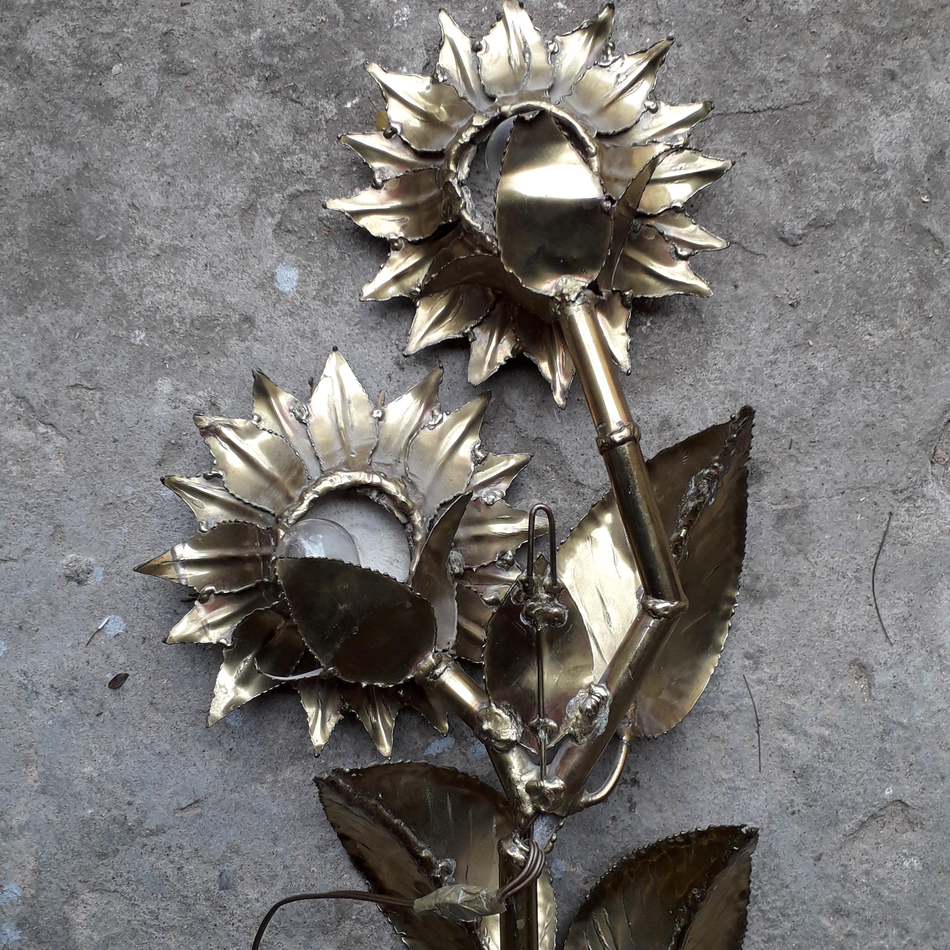 1970s Sunflowers Wall Lamp in Gilded Brass and Coral Henri Fernandez In Good Condition For Sale In Longueil, FR