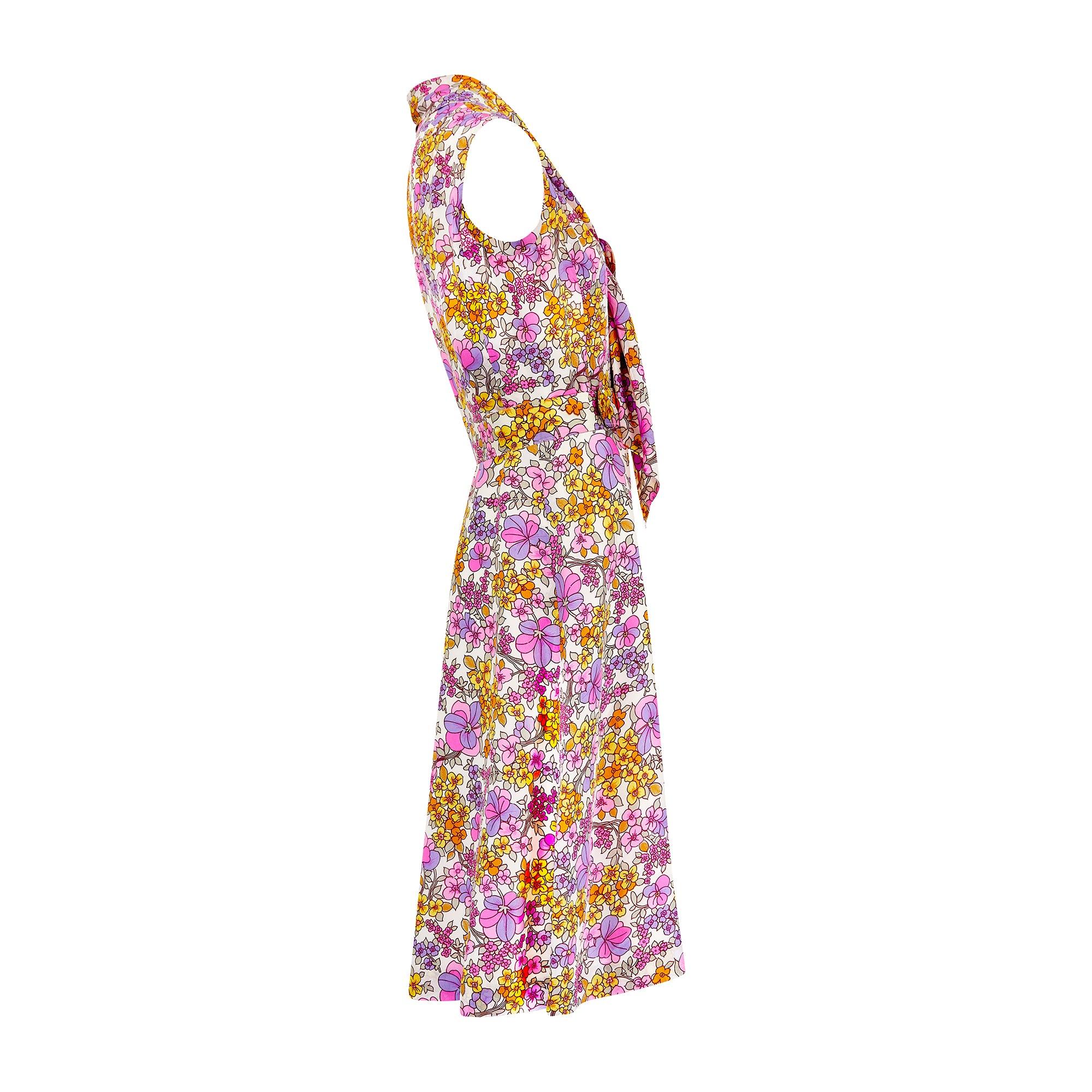 Este alegre y brillante vestido de largo medio es obra de la coleccionista británica Susan Small. Se remonta al apogeo de la marca homónima a finales de los 60 y principios de los 70, y está confeccionado en seda pura con un alegre estampado de