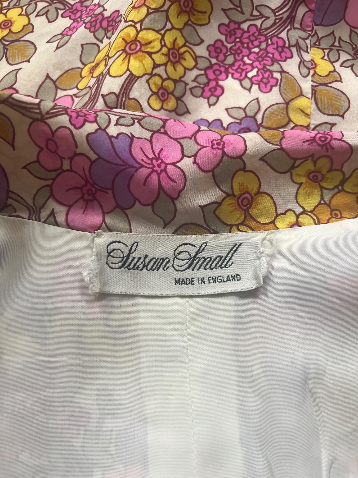 De las mujeres Vestido de seda con estampado floral psicodélico Susan Small, años 70 en venta