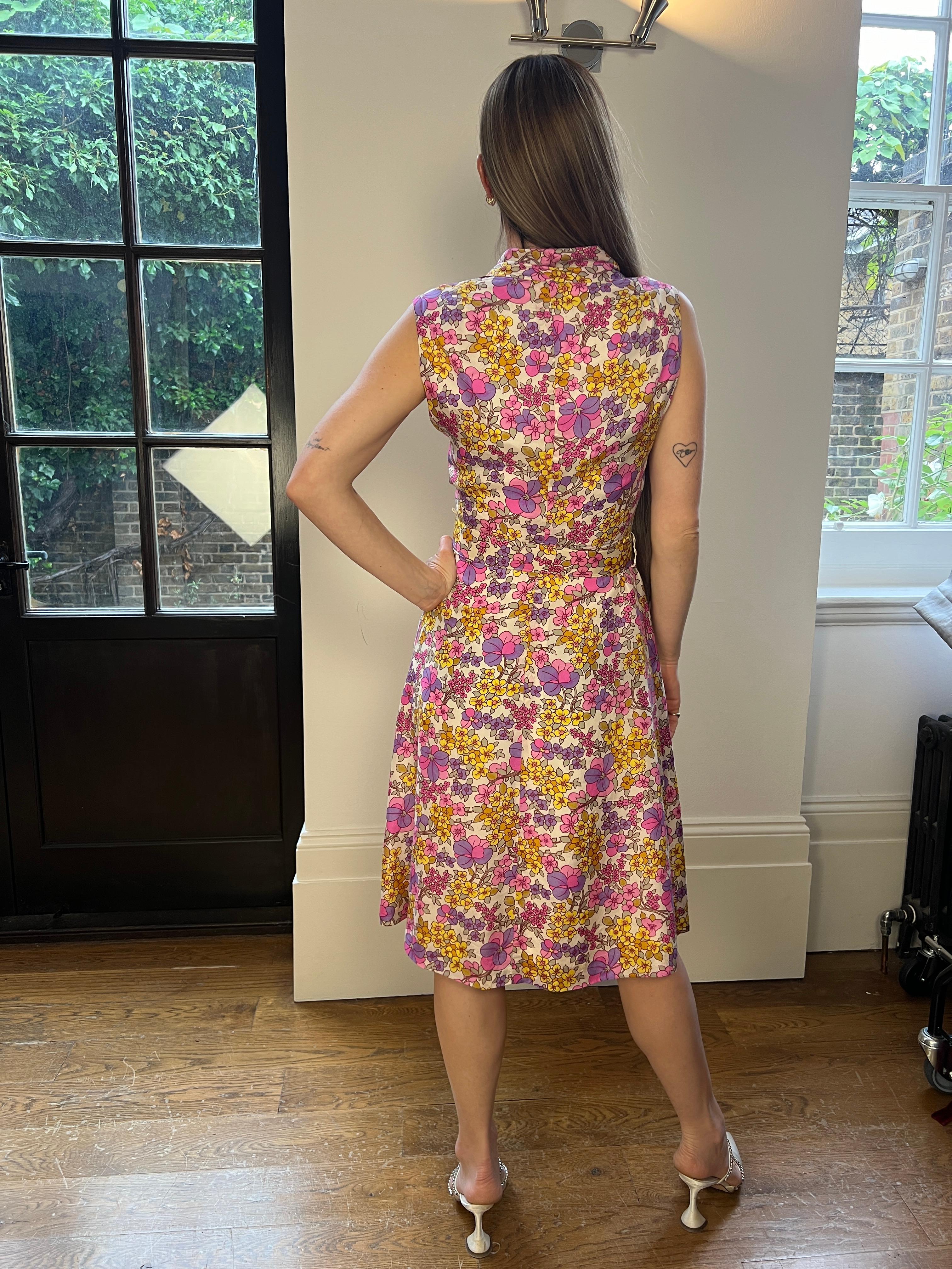 Vestido de seda con estampado floral psicodélico Susan Small, años 70 en venta 2