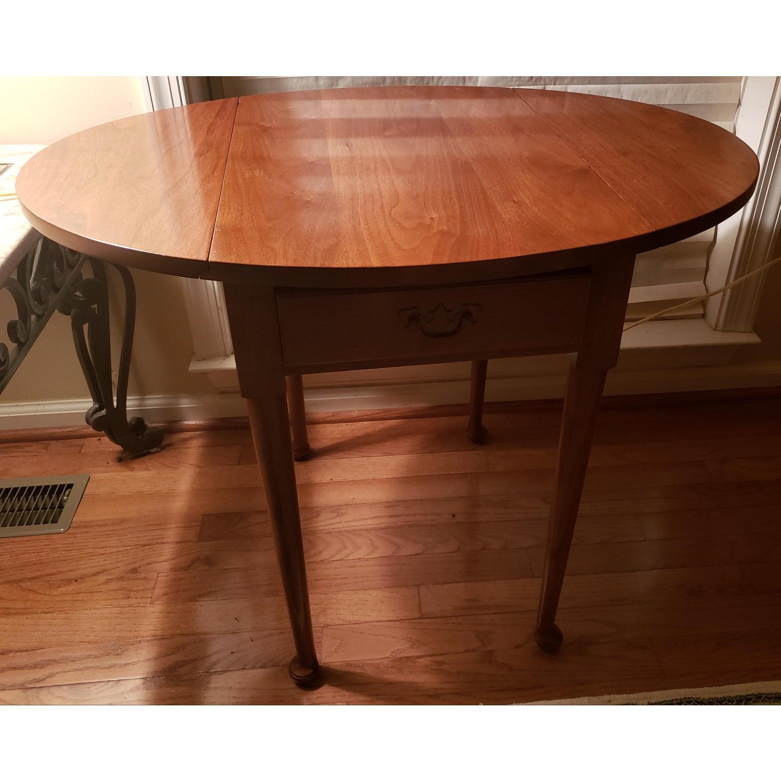 1970s Suters Hepplewhite Pembroke Drop-Leaves Oval Cherry Side Tables For Sale 1