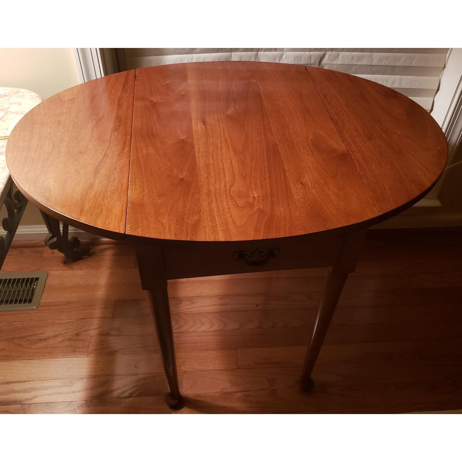 1970s Suters Hepplewhite Pembroke Drop-Leaves Oval Cherry Side Tables For Sale 2