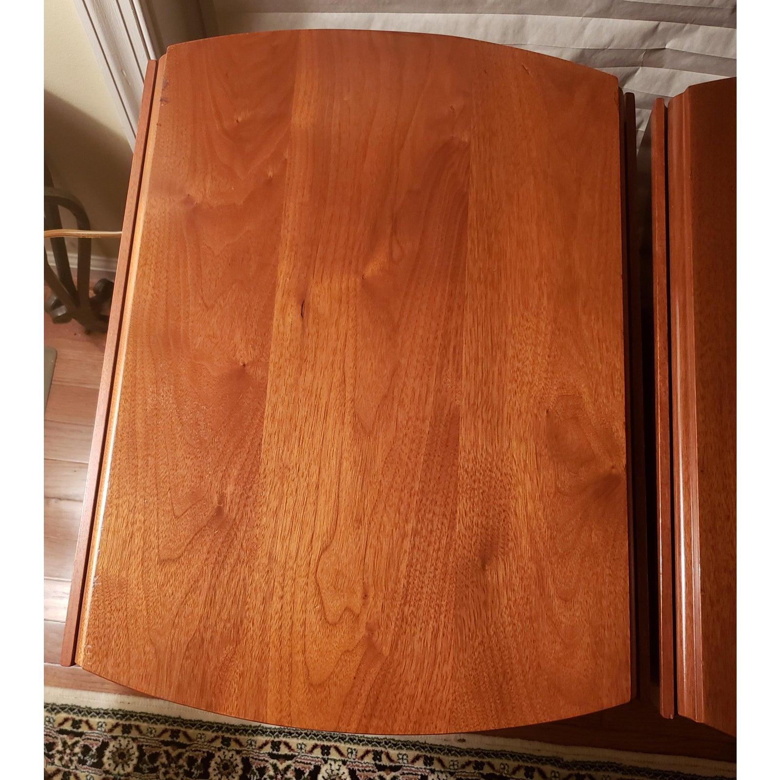 1970s Suters Hepplewhite Pembroke Drop-Leaves Oval Cherry Side Tables In Good Condition For Sale In Germantown, MD