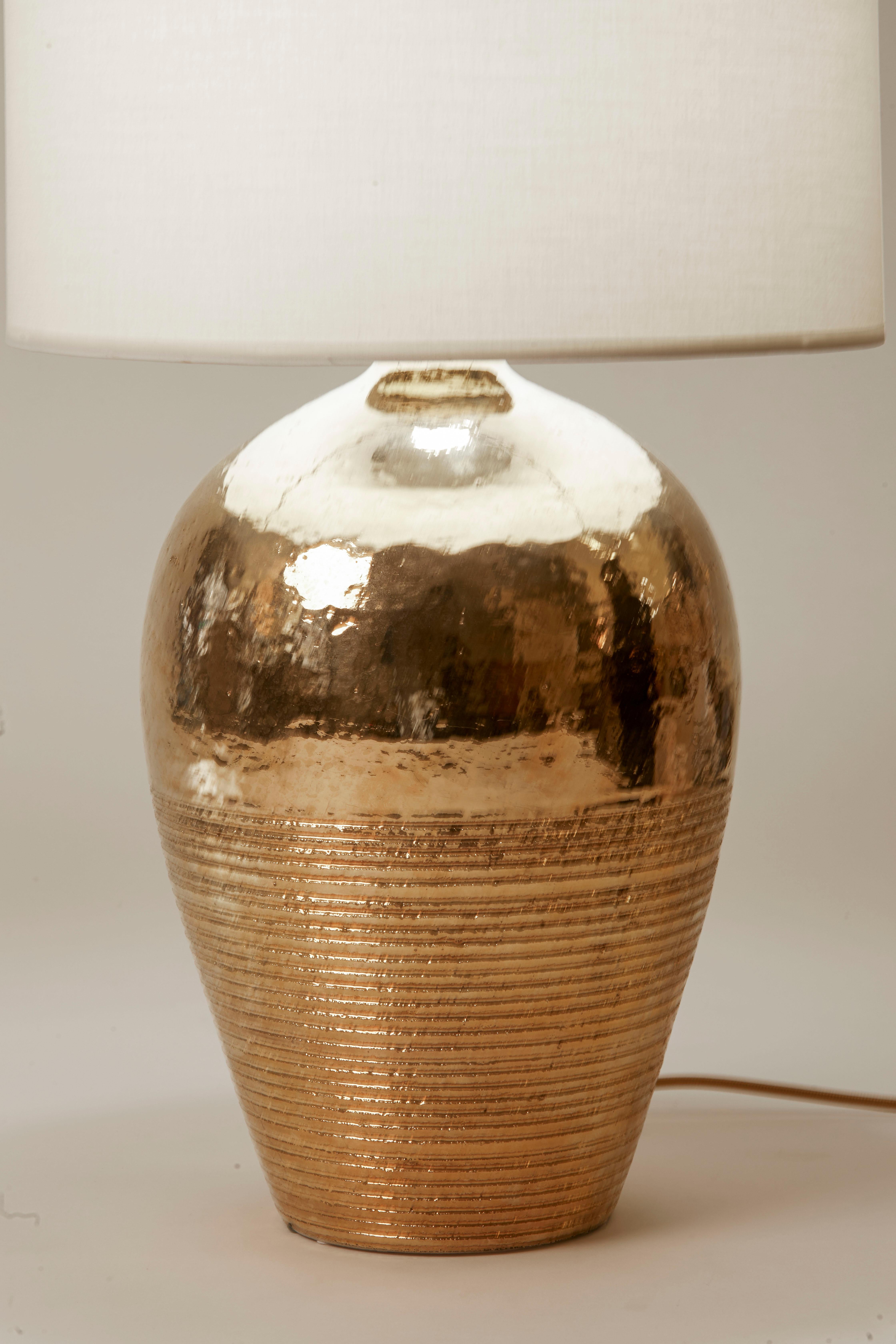 Suédois Paire de lampes suédoises en céramique dorée des années 1970 en vente