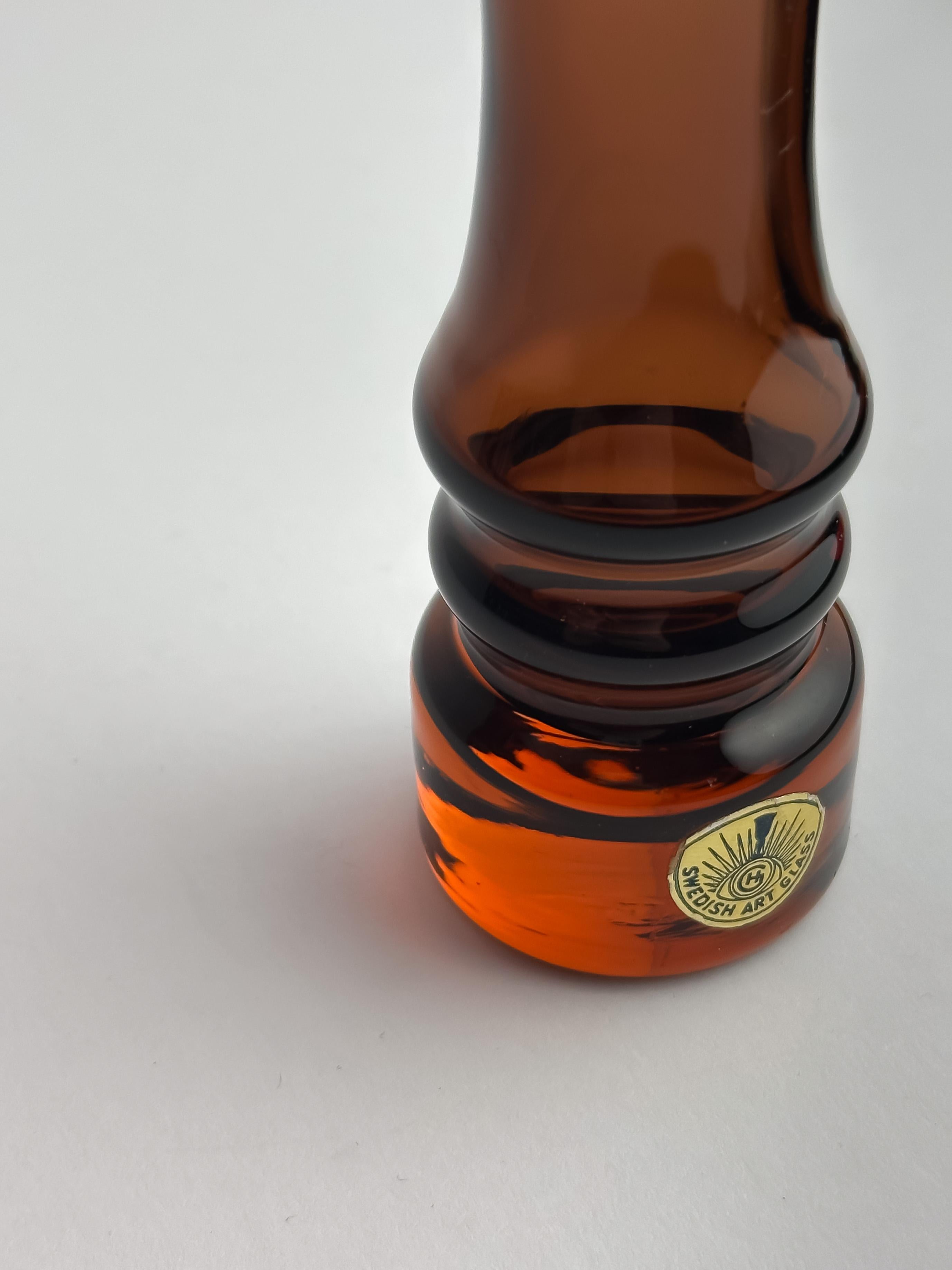 Eine kleine schwedische Knospenvase aus Kunstglas von SEA Glasbruk aus den 1970er Jahren. Dieses Stück spiegelt den skulpturalen und farbbetonten Ansatz des skandinavischen Glasdesigns dieser Zeit wider.

Die Vase aus rauchbraunem Glas hat einen