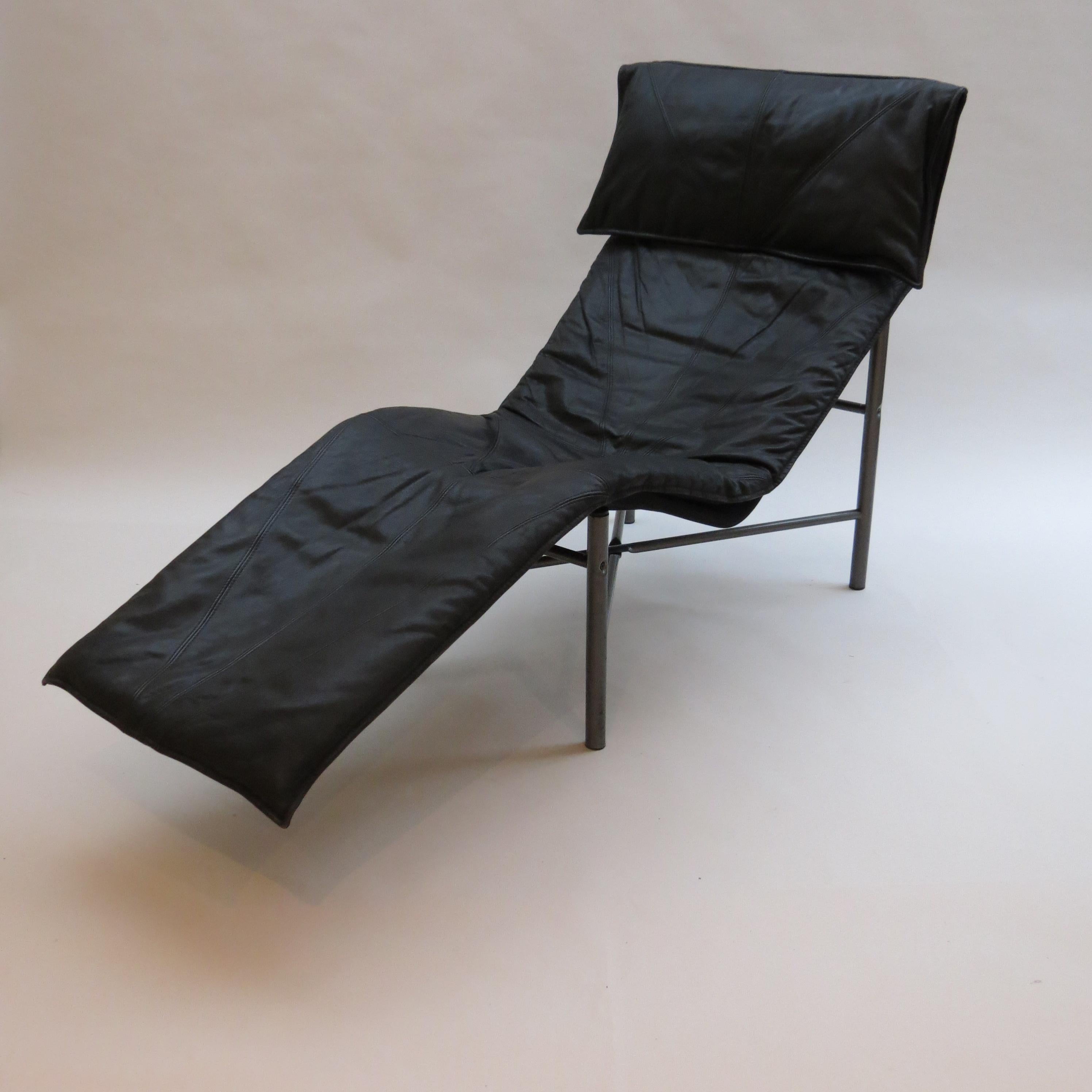 1970s Swedish Black Leather Chaise Longue by Tord Bjorklund In Good Condition In Stow on the Wold, GB