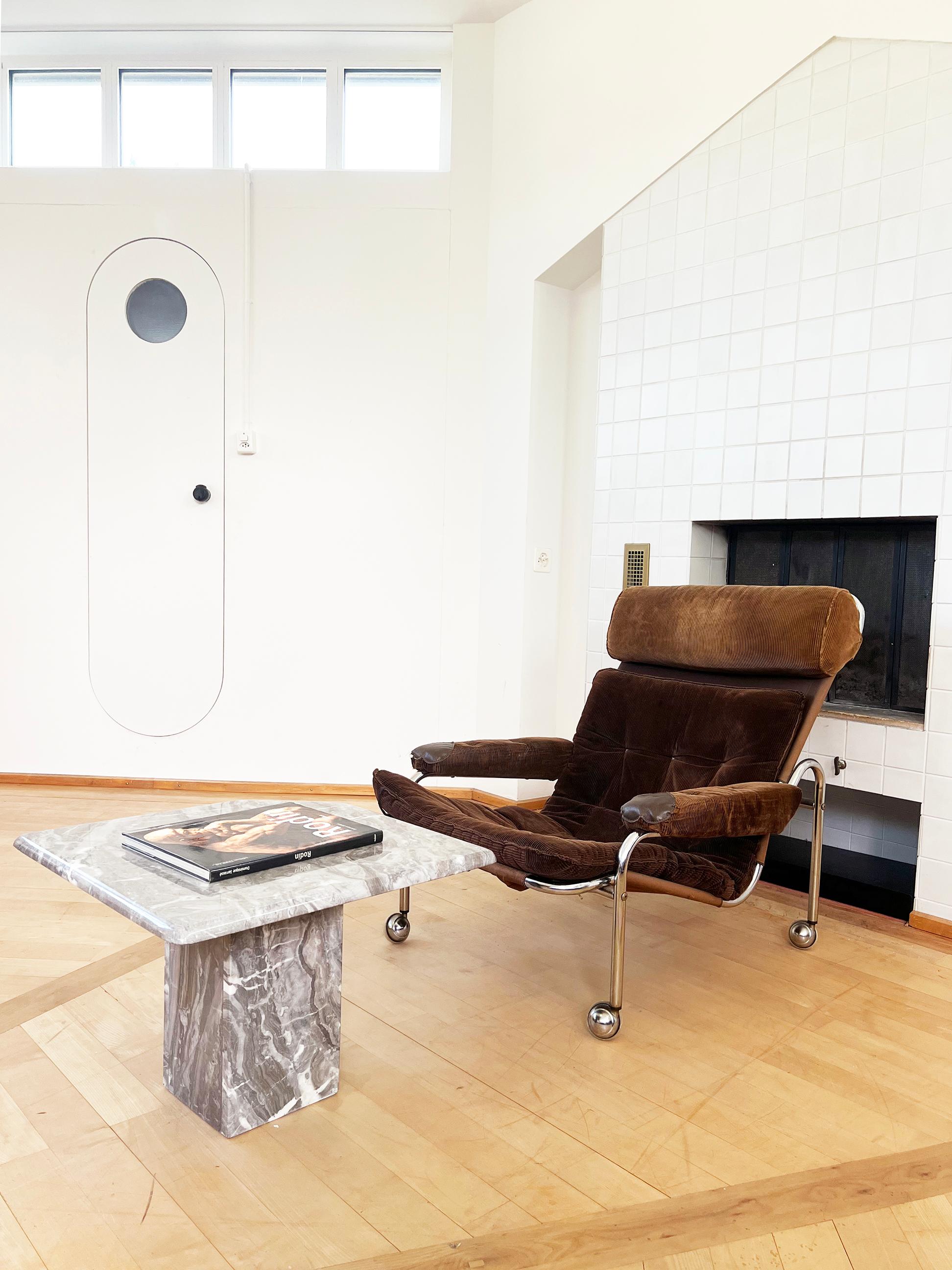 Mid-Century moderno Sedia svedese degli anni '70 Bruno Mathsson Karin in velluto a coste marrone e cromato in vendita