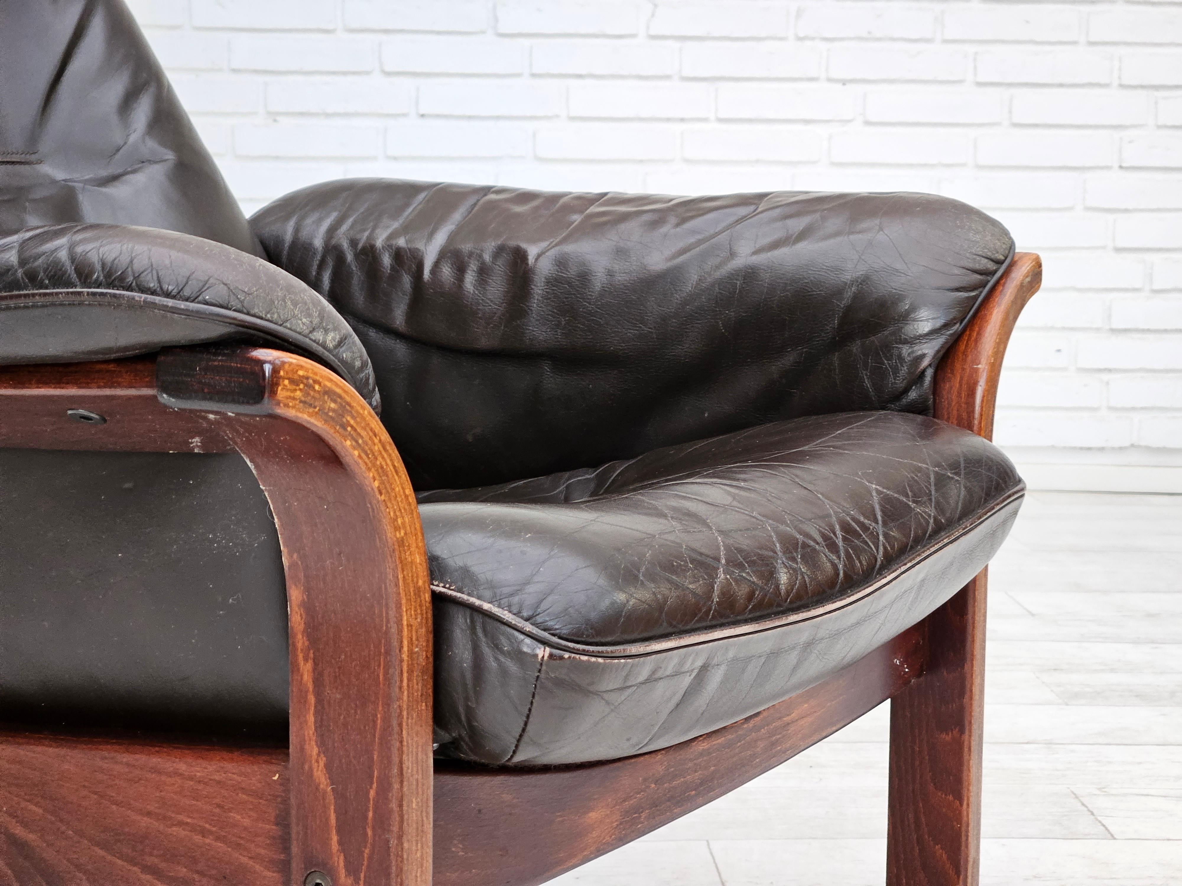 1970s, Swedish design by Göte Möbler. Adjustable seat with backrest. Original very good condition: no smells and no stains. Brown leather beech wood.