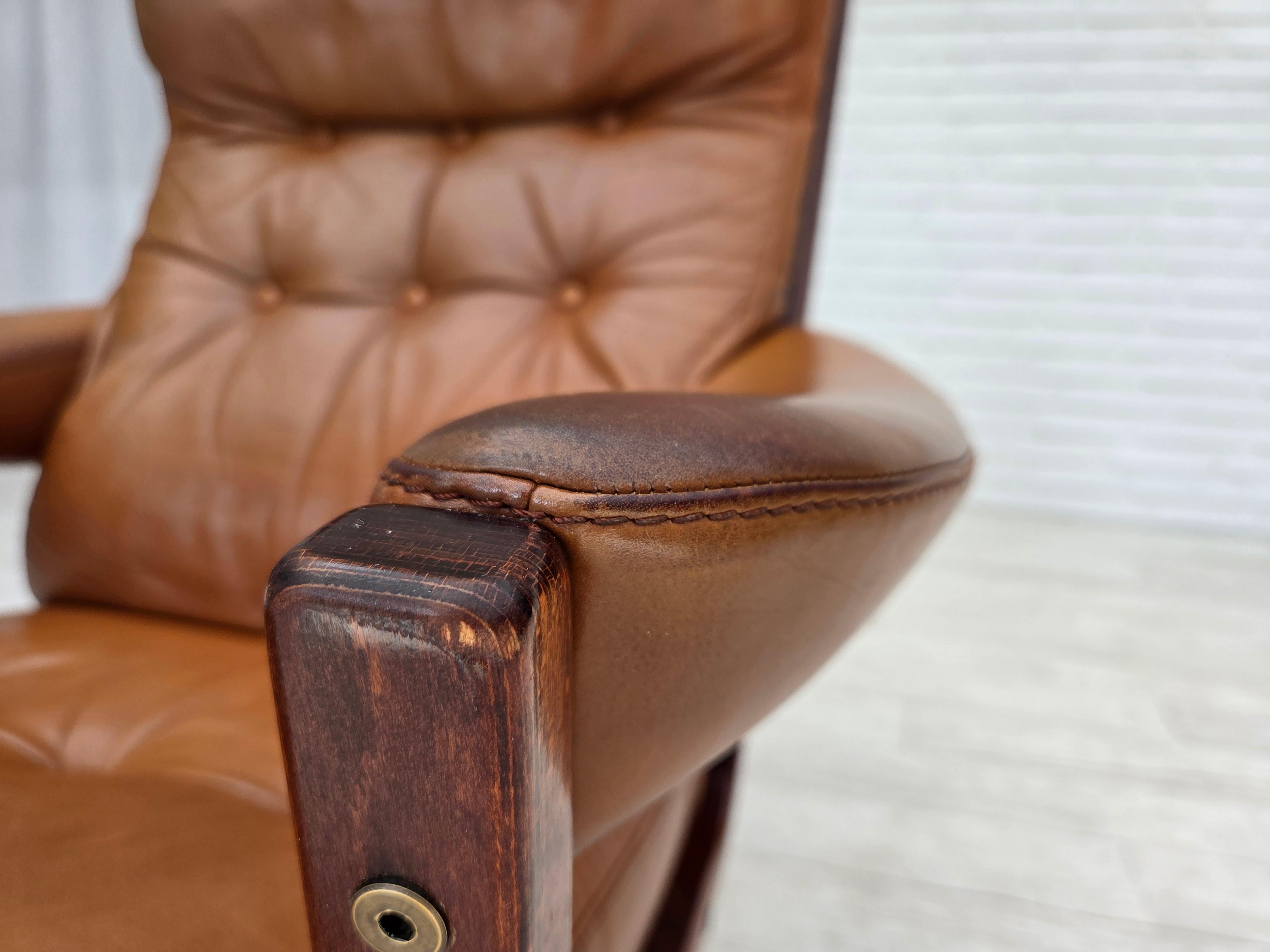 Anni '70, design svedese di Gote Möbler, sedia girevole con poggiapiedi, in pelle. in vendita 3