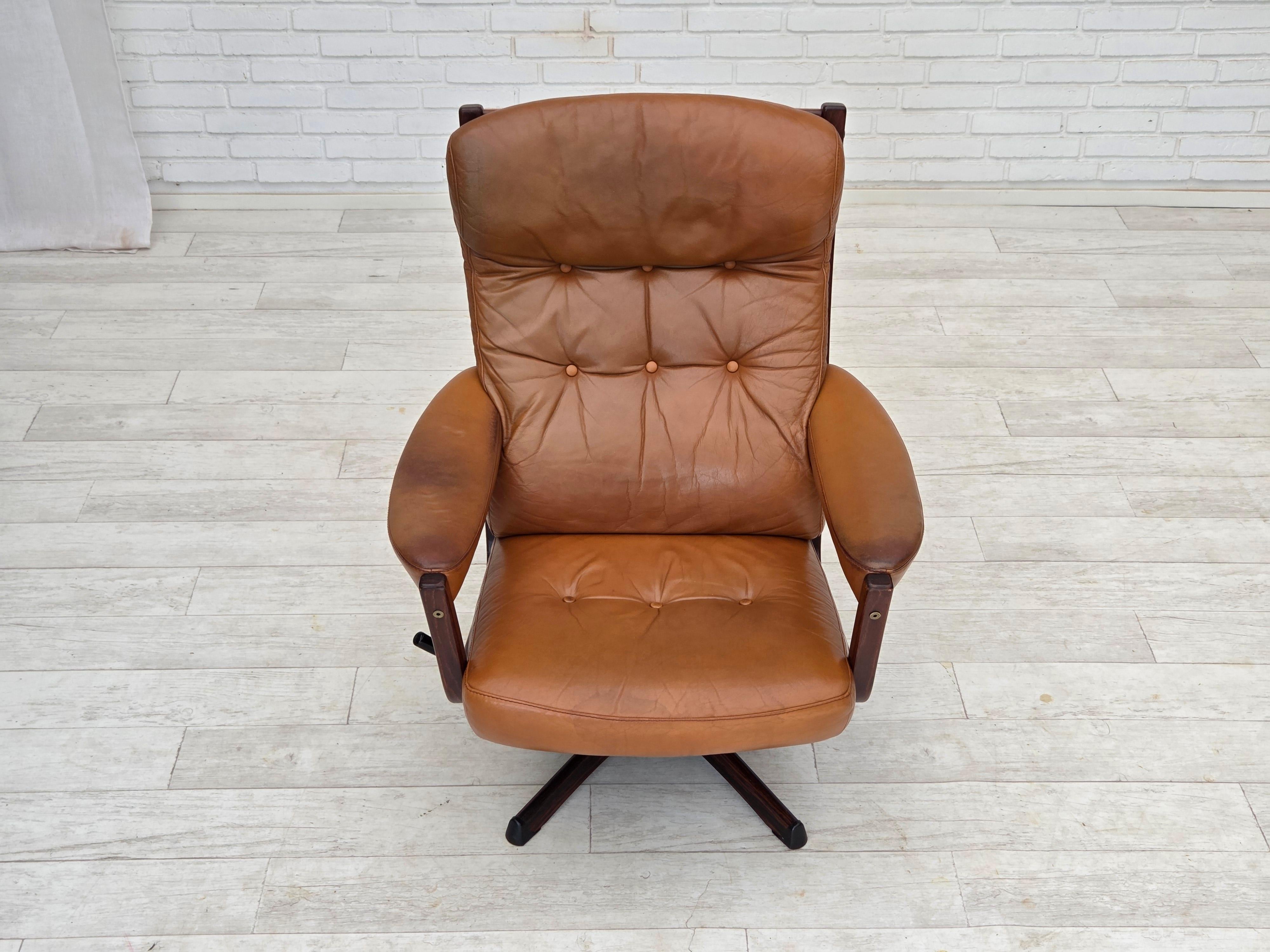 Anni '70, design svedese di Gote Möbler, sedia girevole con poggiapiedi, in pelle. in vendita 4