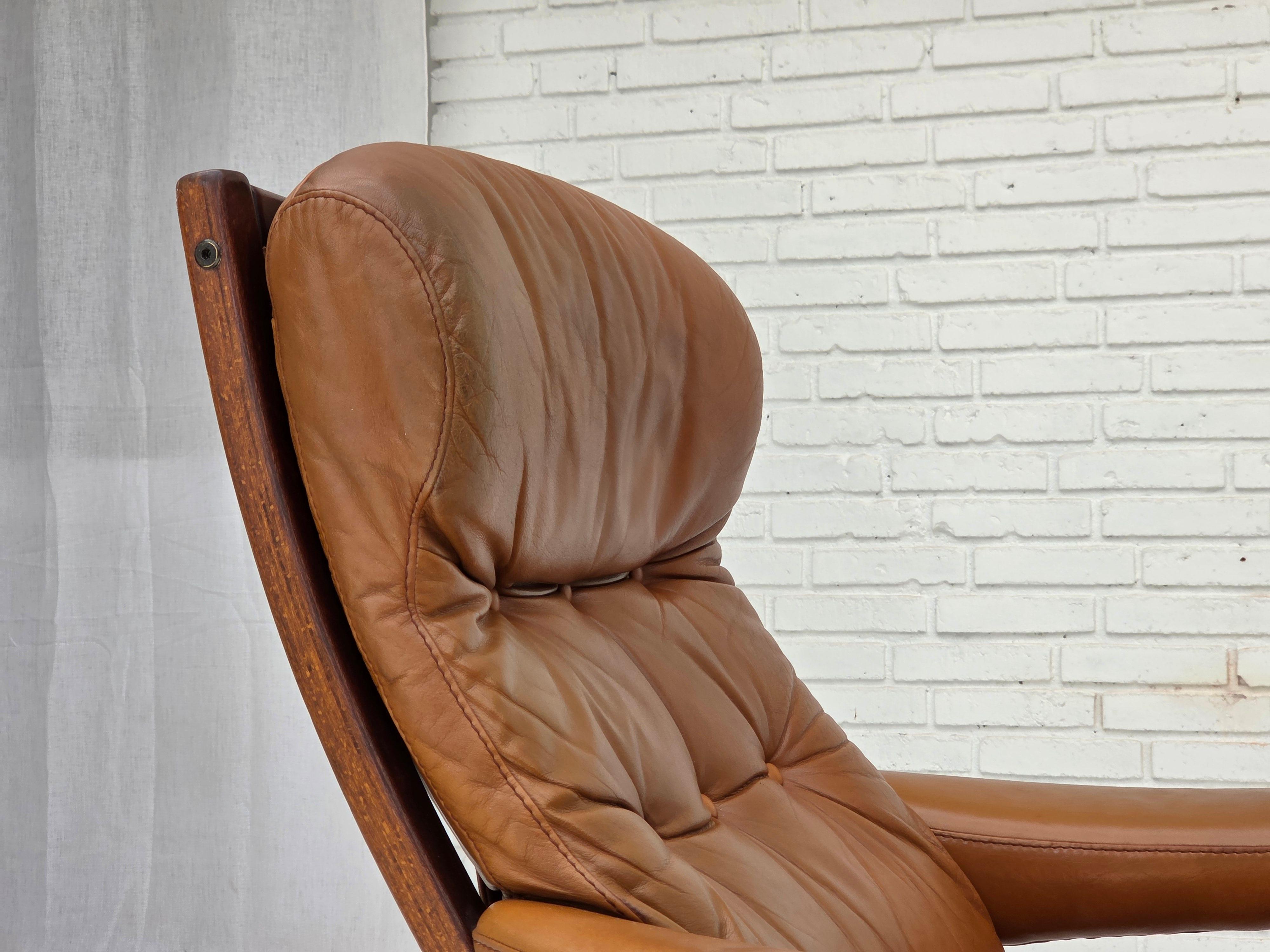 Anni '70, design svedese di Gote Möbler, sedia girevole con poggiapiedi, in pelle. in vendita 5