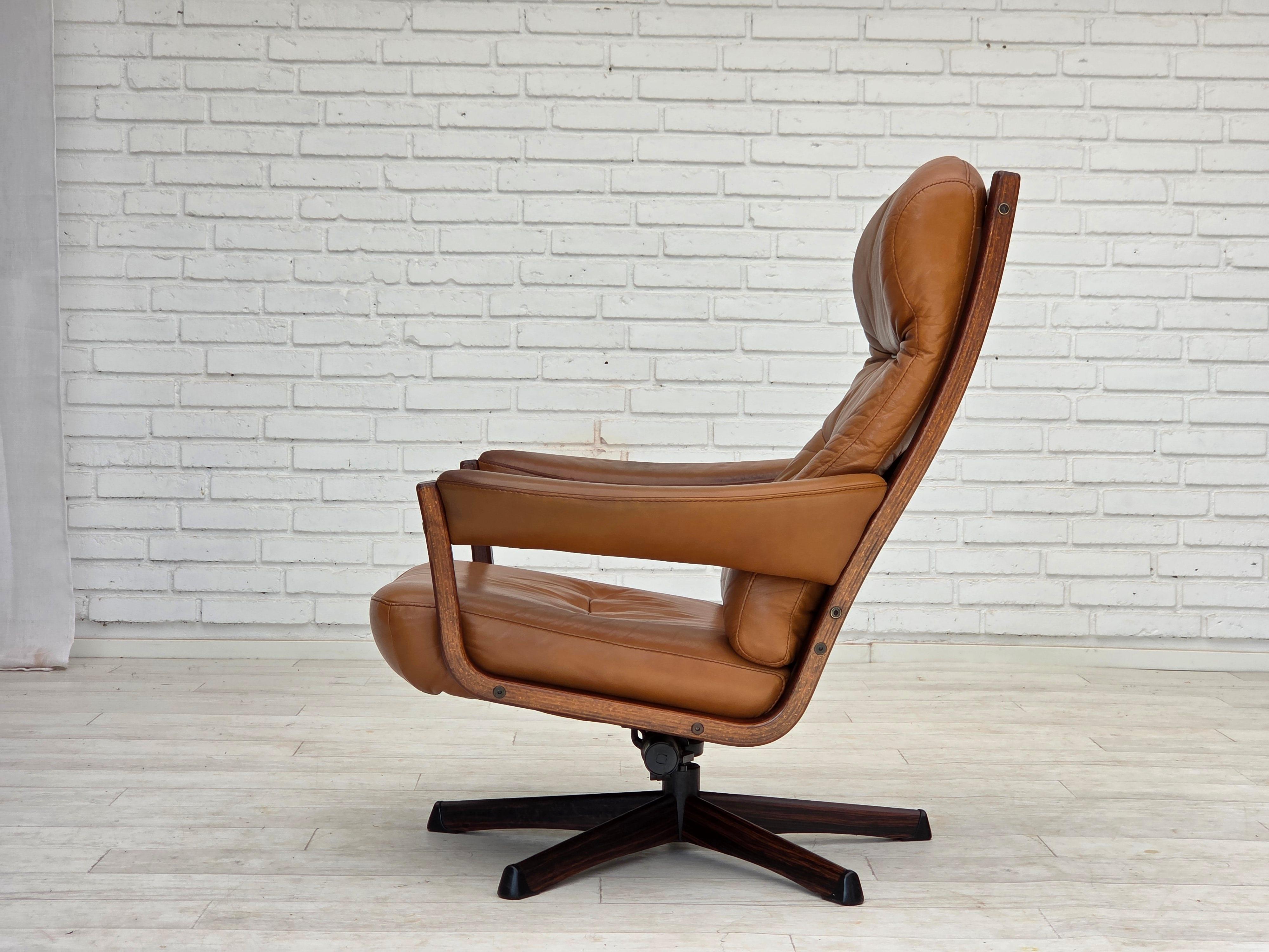 Anni '70, design svedese di Gote Möbler, sedia girevole con poggiapiedi, in pelle. in vendita 7
