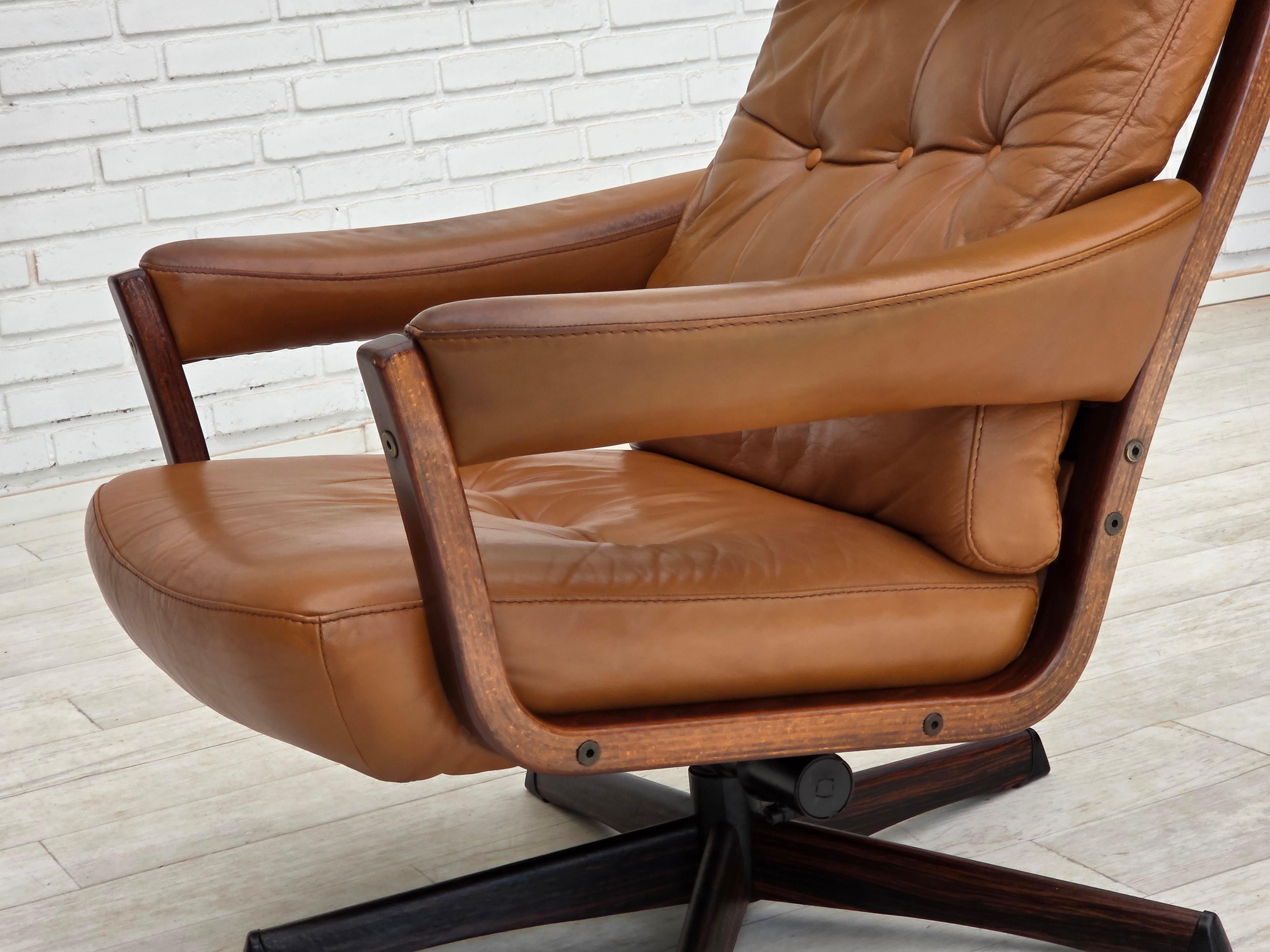 Anni '70, design svedese di Gote Möbler, sedia girevole con poggiapiedi, in pelle. in vendita 8
