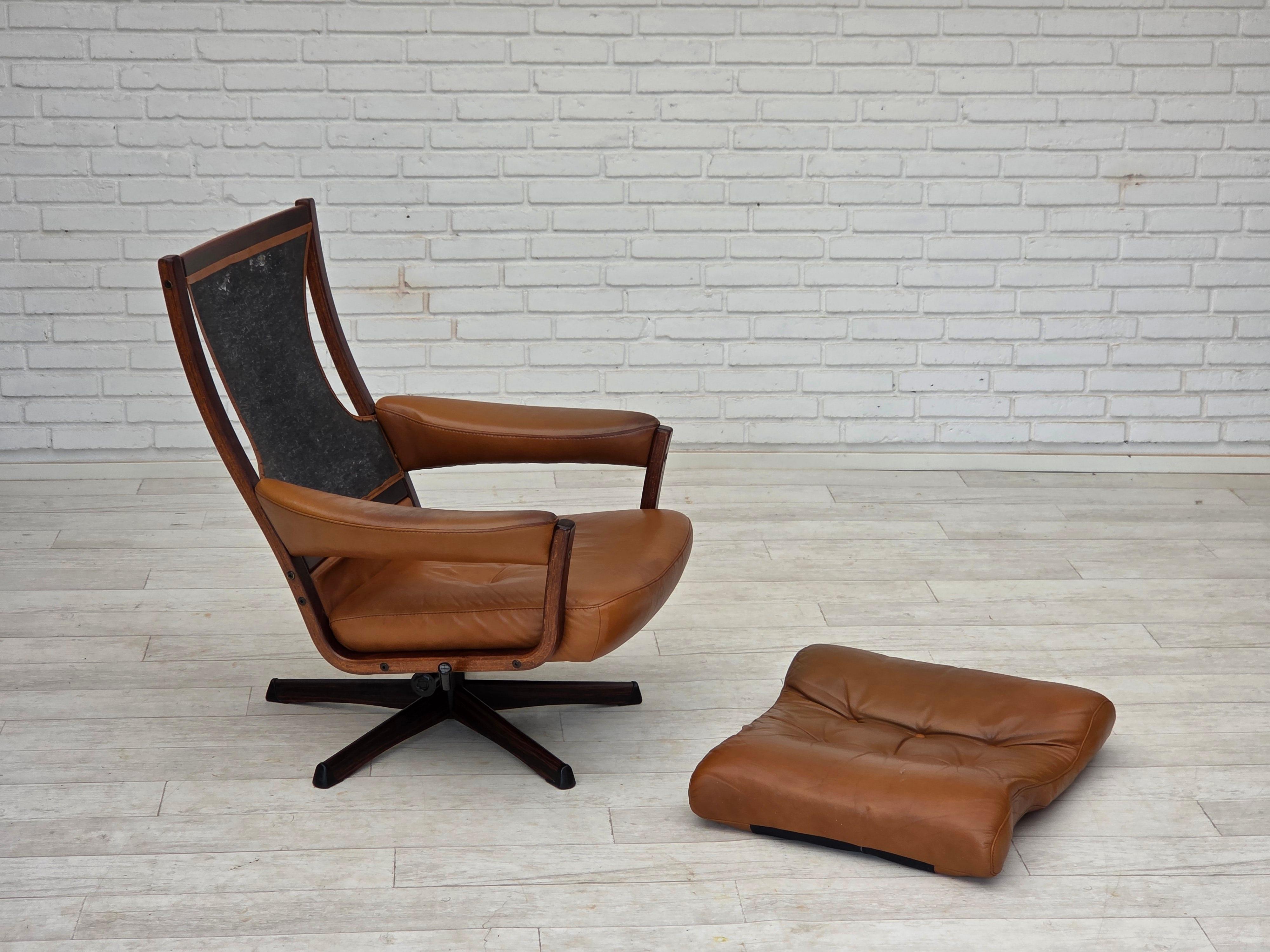 Anni '70, design svedese di Gote Möbler, sedia girevole con poggiapiedi, in pelle. in vendita 9