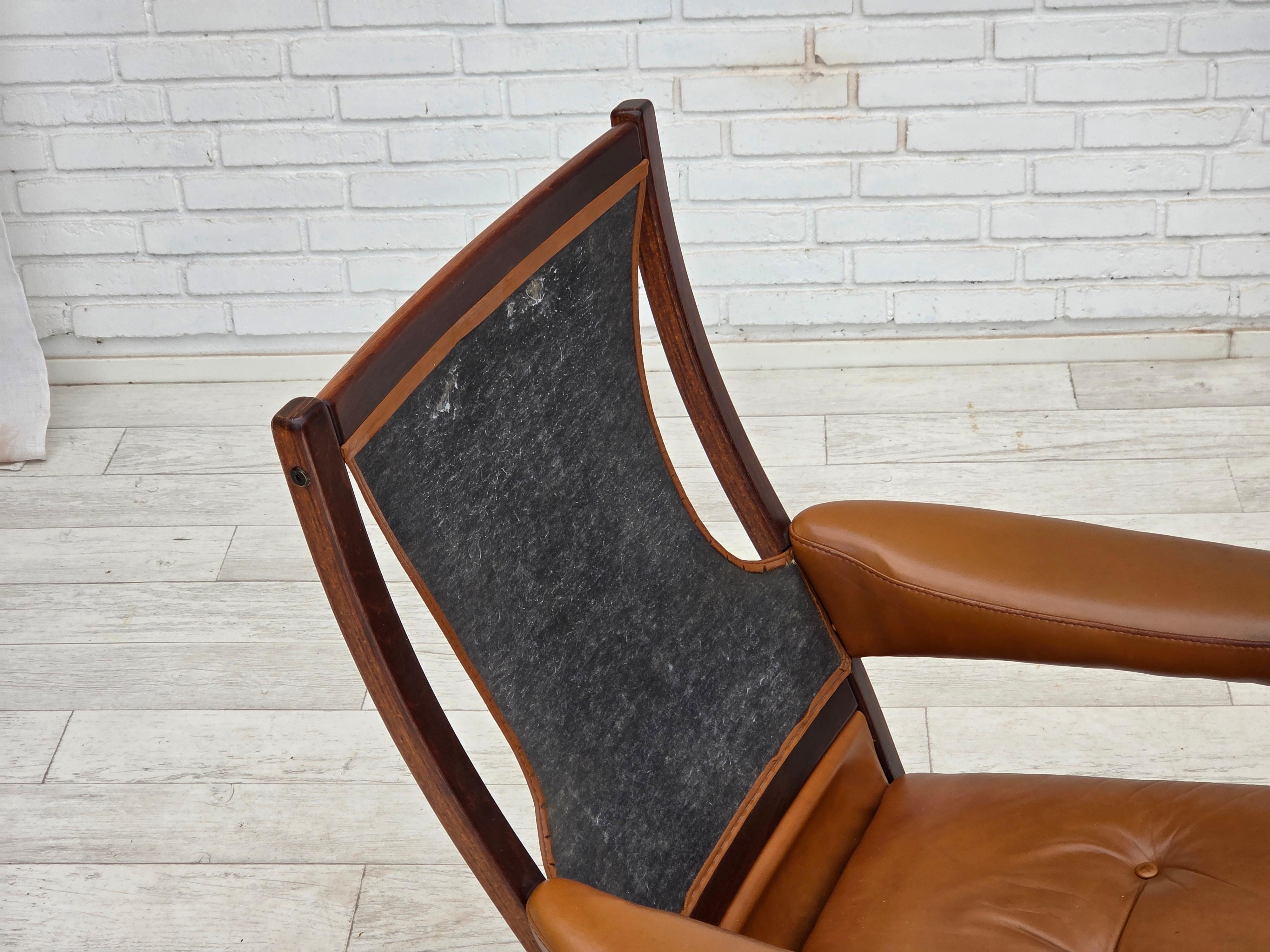 Anni '70, design svedese di Gote Möbler, sedia girevole con poggiapiedi, in pelle. in vendita 10