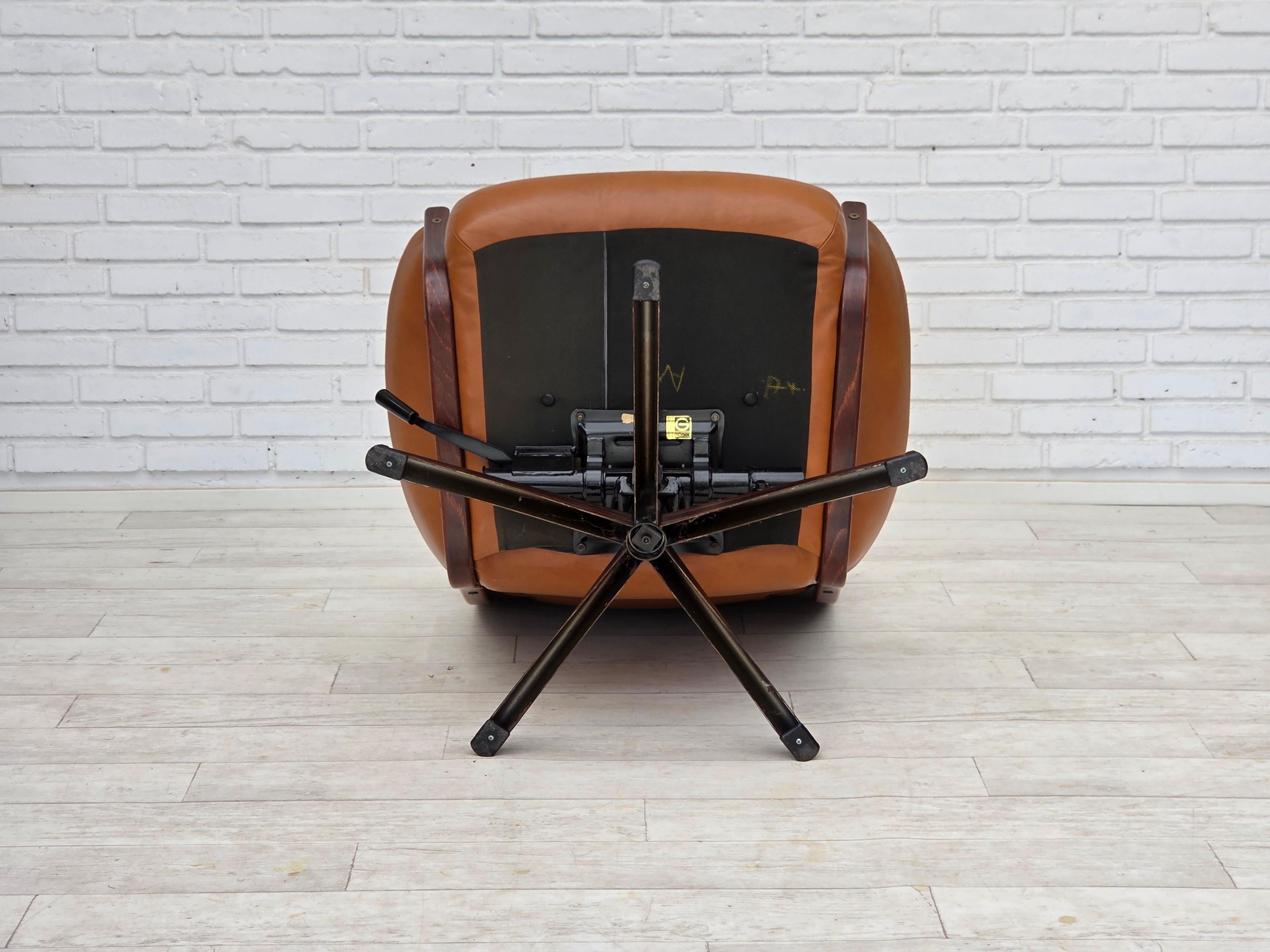 Anni '70, design svedese di Gote Möbler, sedia girevole con poggiapiedi, in pelle. in vendita 11
