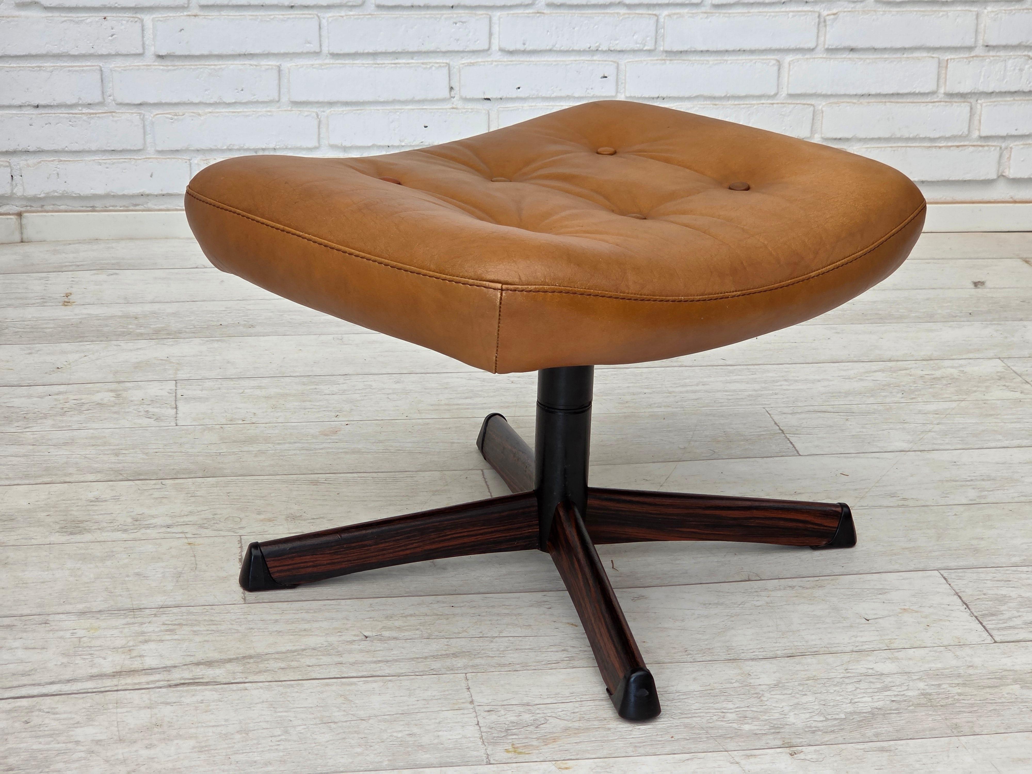 Scandinavo moderno Anni '70, design svedese di Gote Möbler, sedia girevole con poggiapiedi, in pelle. in vendita