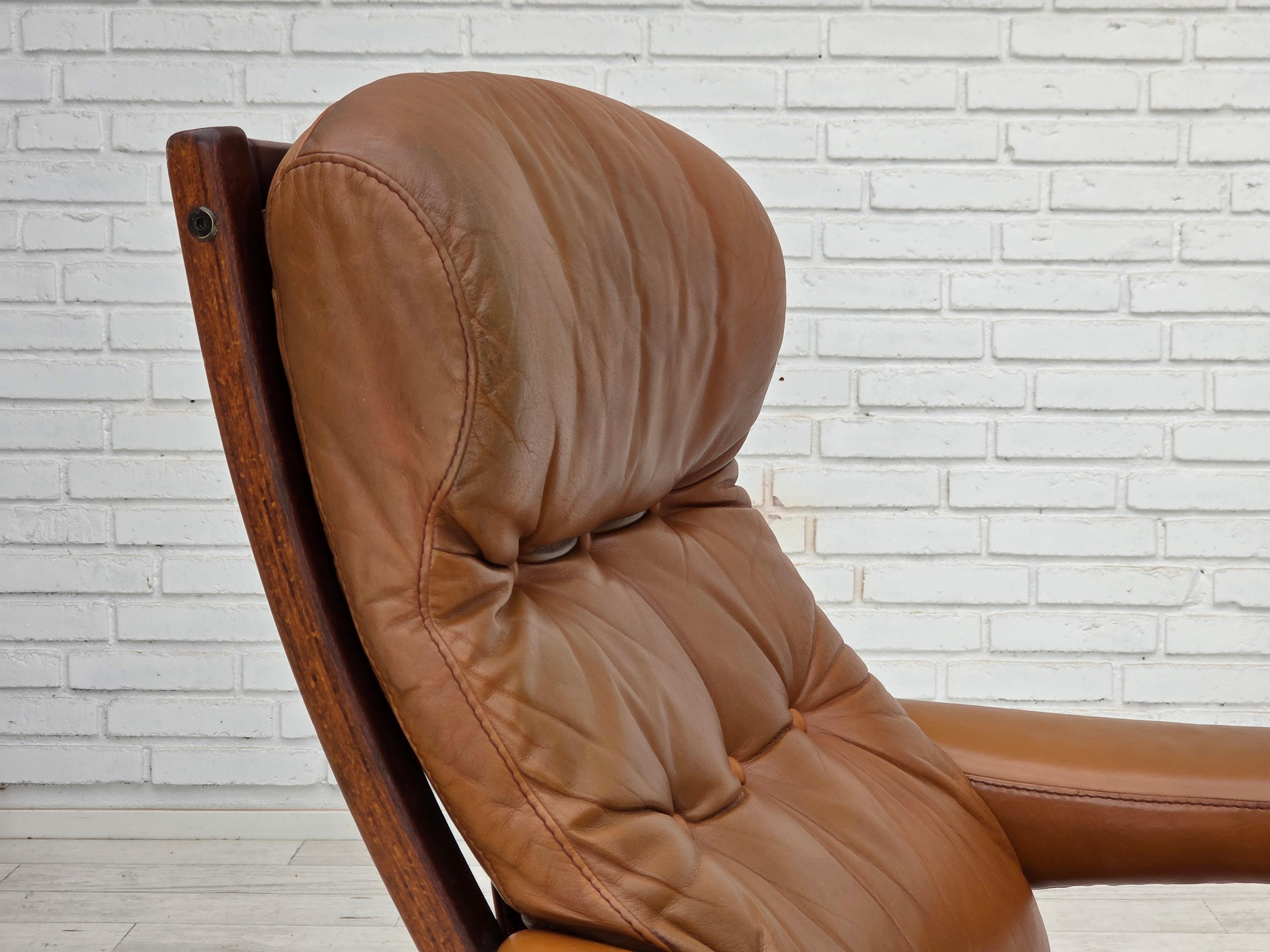 Anni '70, design svedese di Gote Möbler, sedia girevole con poggiapiedi, in pelle. In condizioni buone in vendita a Tarm, 82