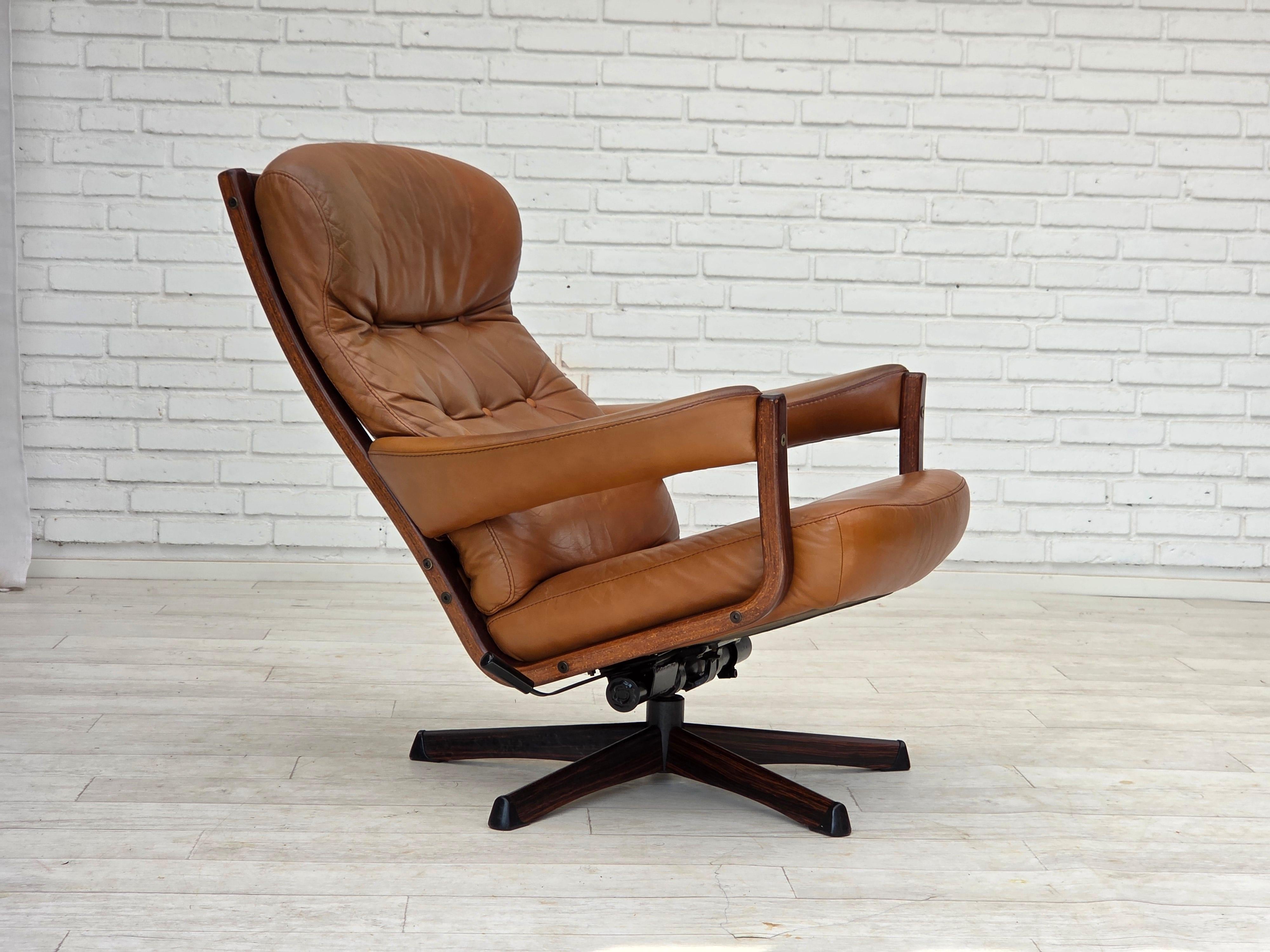 Fine XX secolo Anni '70, design svedese di Gote Möbler, sedia girevole con poggiapiedi, in pelle. in vendita