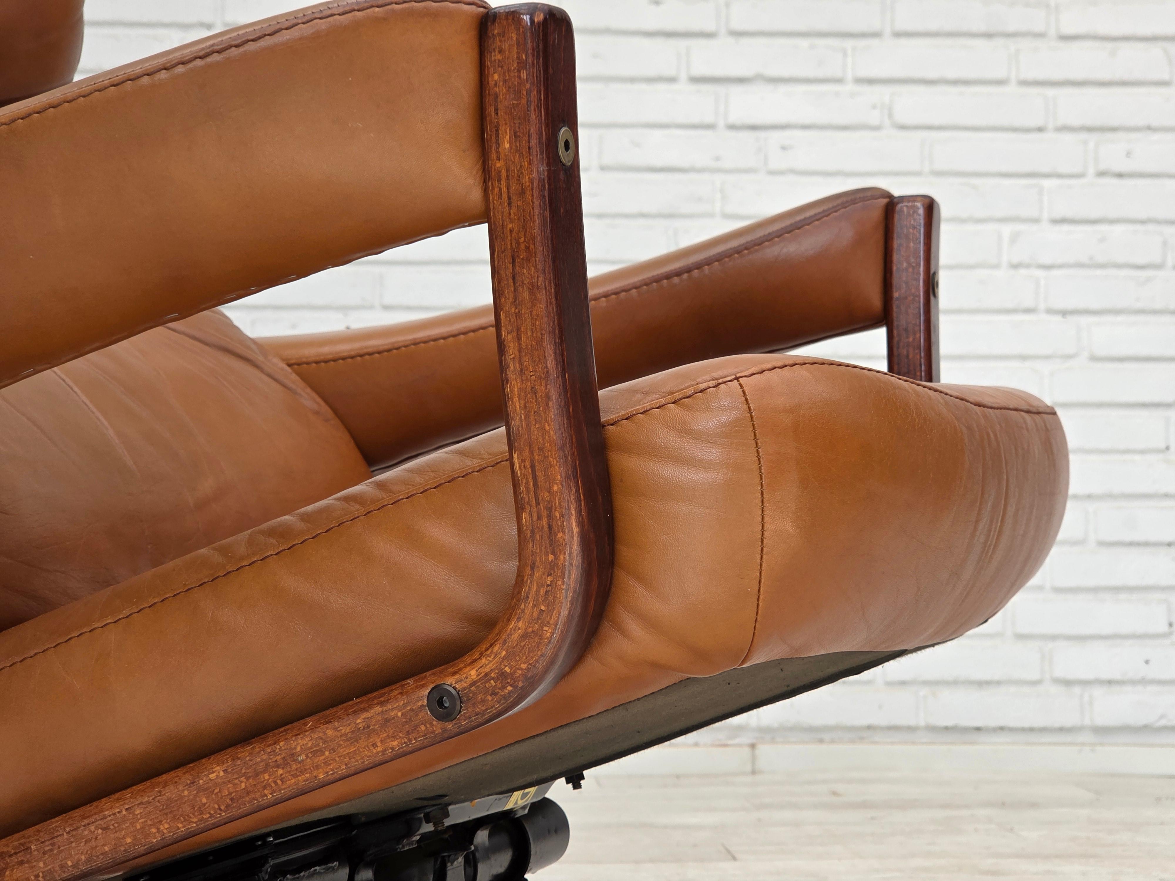 Anni '70, design svedese di Gote Möbler, sedia girevole con poggiapiedi, in pelle. in vendita 1
