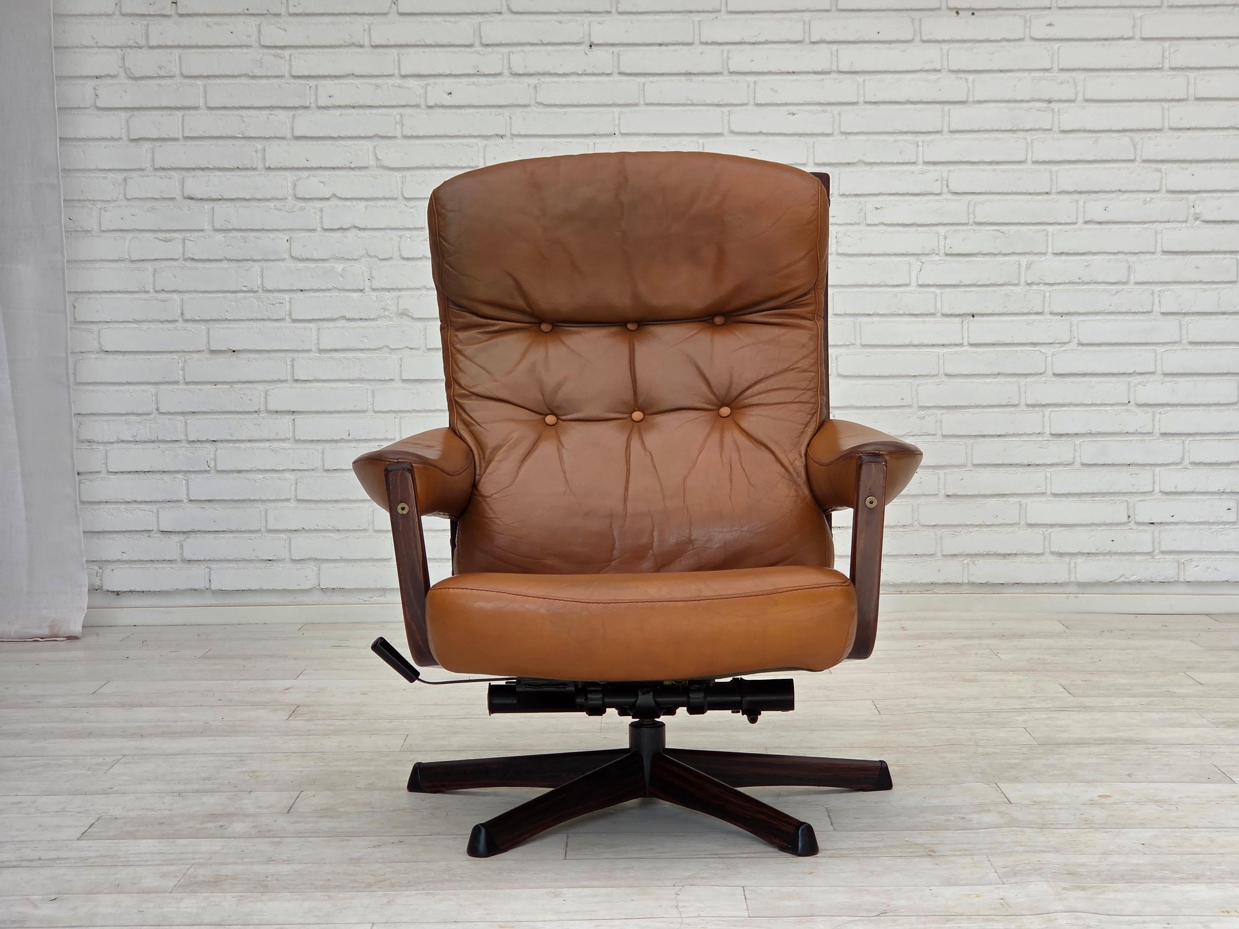 Anni '70, design svedese di Gote Möbler, sedia girevole con poggiapiedi, in pelle. in vendita 2