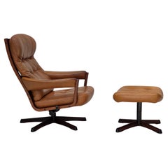 Anni '70, design svedese di Gote Möbler, sedia girevole con poggiapiedi, in pelle.