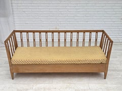 Anni '70, divano/lettino svedese con braccioli ricurvi, tessuto da arredamento, legno di rovere.