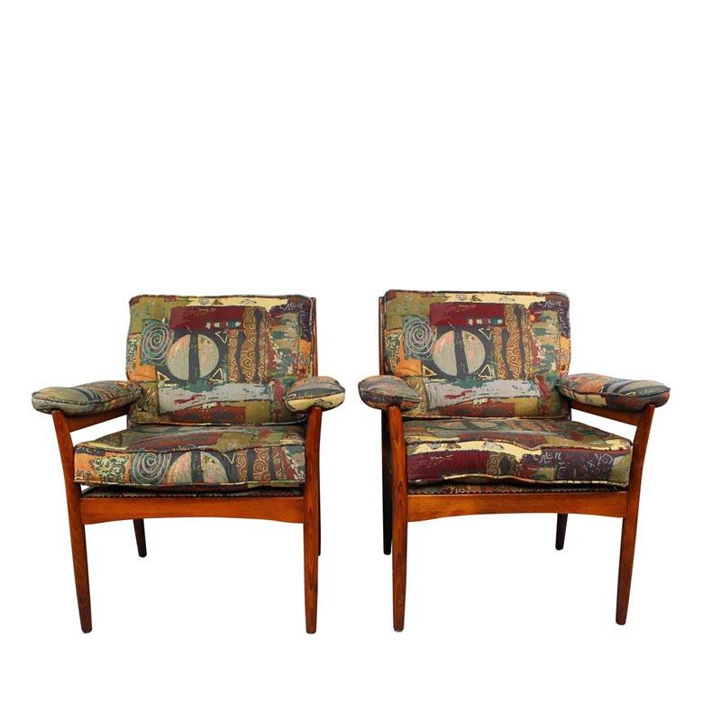 A Vintage pair of easy chairs by Gote Mobler, model Carmen.
These very comfortable mid-century lounge chairs are deep buttoned made by the Swedish Gote Mobler factory.
The chairs are a nice bottle green leather and the condition throughout is very