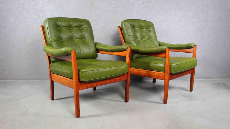 A Vintage pair of leather easy chairs by Gote Mobler, model Carmen.
These very comfortable mid-century lounge chairs are deep buttoned made by the Swedish Gote Mobler factory.
The chairs are a nice bottle green leather and the condition throughout