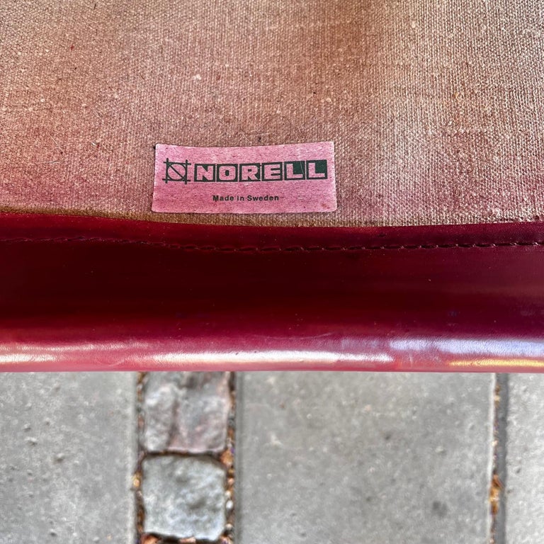 Swedish lounge chair in oxblood red leather with high gloss chrome steel frame designed by Swedish designer Arne Norell in 1970s. 

The lounge chair is in good vintage condition with signs of use. The chrome steel is in good condition with minor