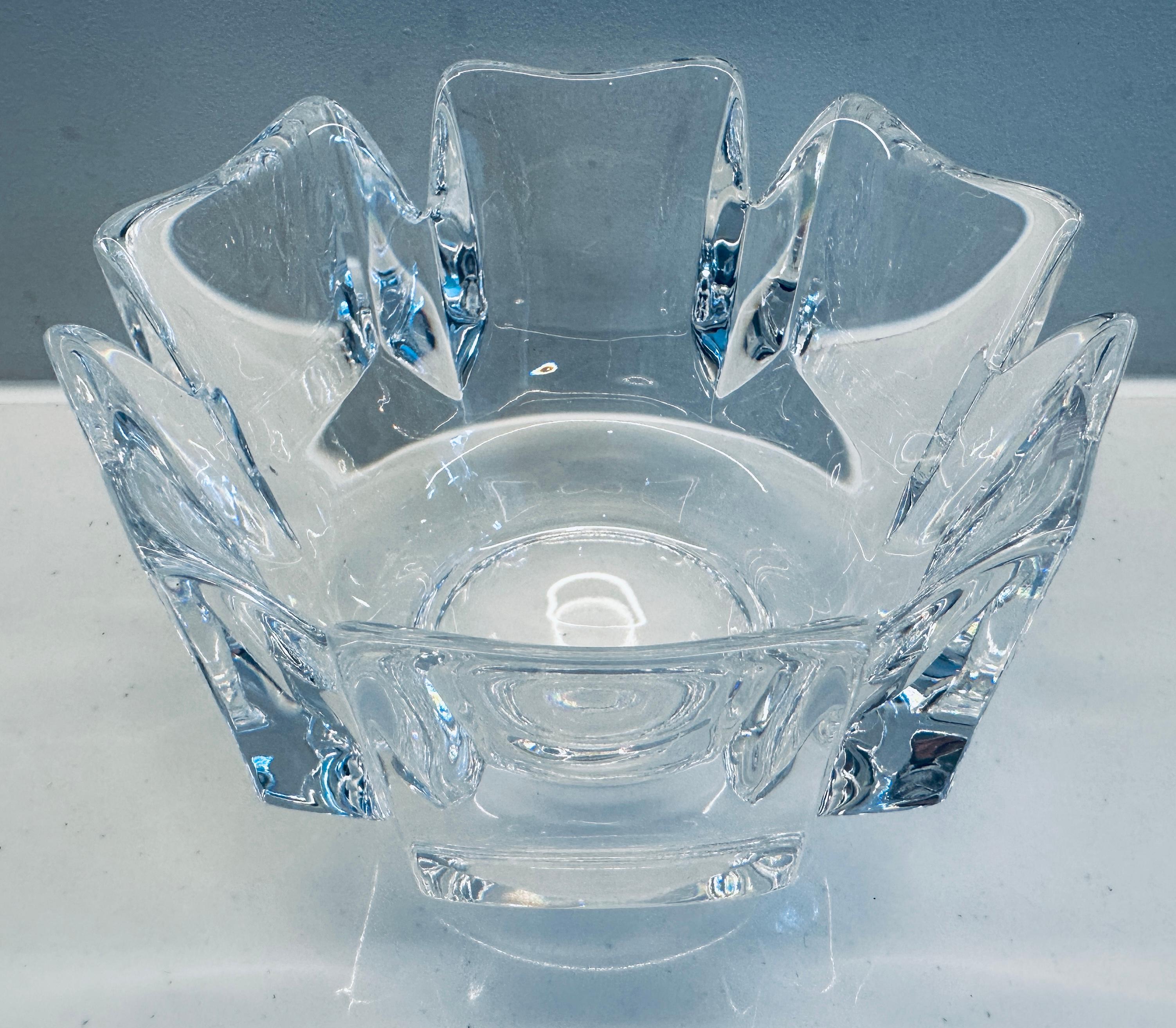 Suédois 1970 Swedish Orrefors Crystal Glass Corona Bowl by Lars Hellsten No 4884-121 en vente
