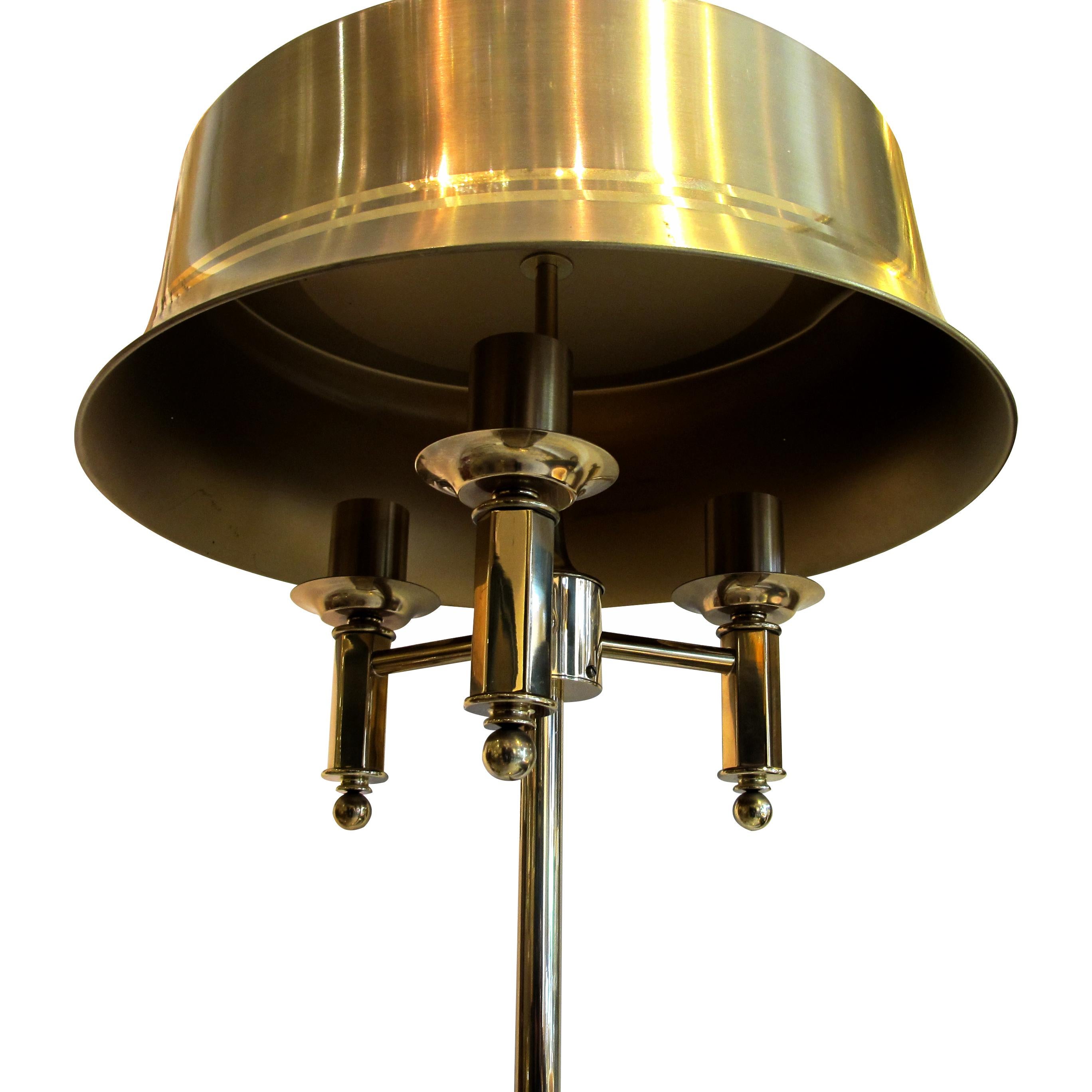 Suédois 1970 Swedish Pair of Brass Floor Lamps With Brass Large Metal Shades (Paire de lampadaires en laiton avec larges abat-jours en métal)  en vente