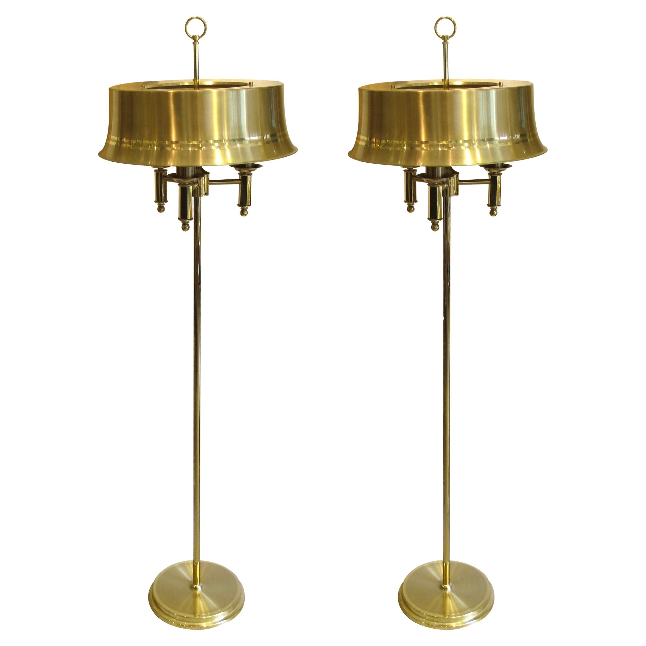 1970 Swedish Pair of Brass Floor Lamps With Brass Large Metal Shades (Paire de lampadaires en laiton avec larges abat-jours en métal)  en vente