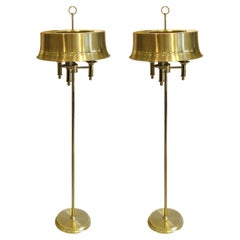 1970 Swedish Pair of Brass Floor Lamps With Brass Large Metal Shades (Paire de lampadaires en laiton avec larges abat-jours en métal) 