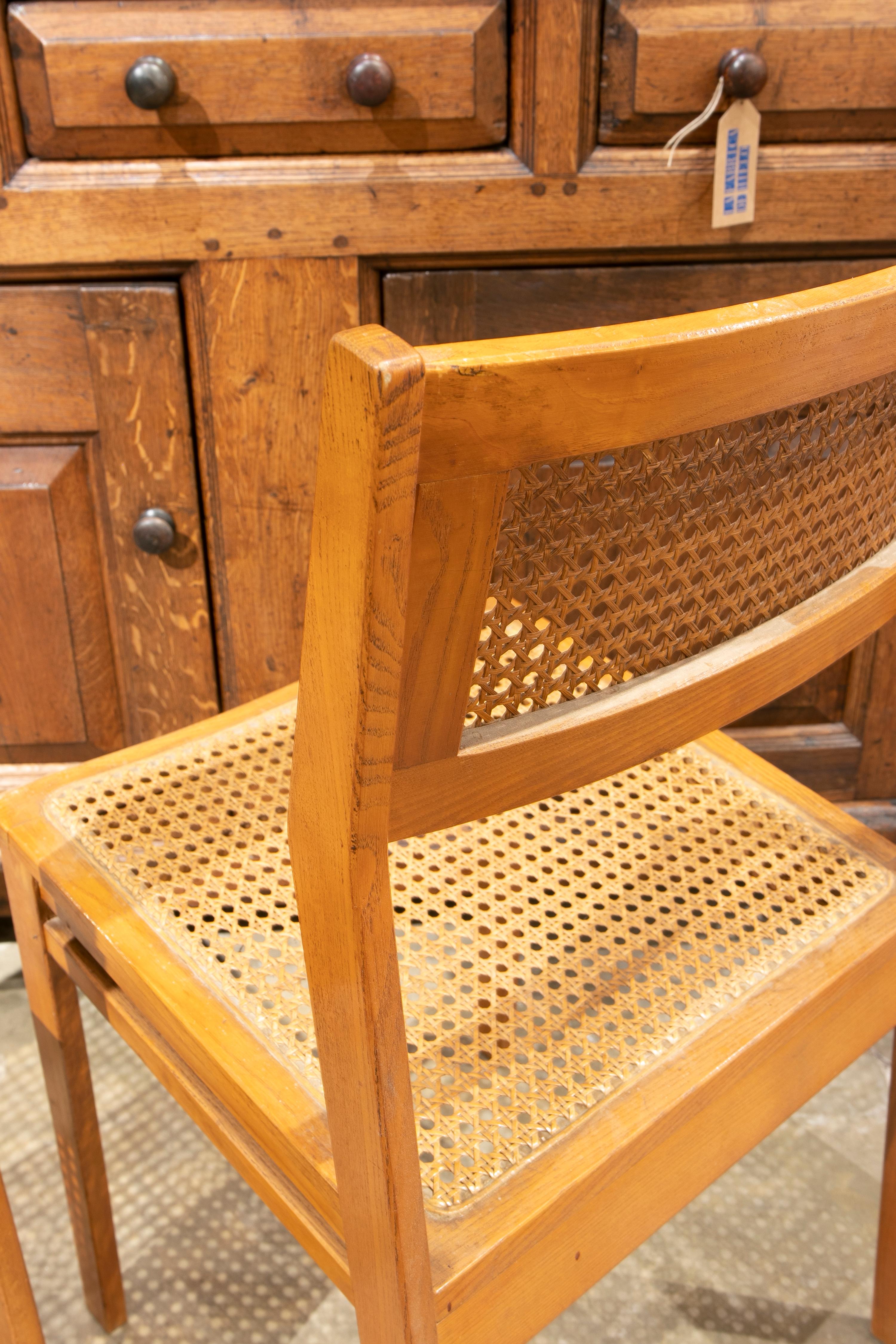 Vimini Coppia di sedie svedesi anni '70 in legno con seduta e schienale in vimini in vendita