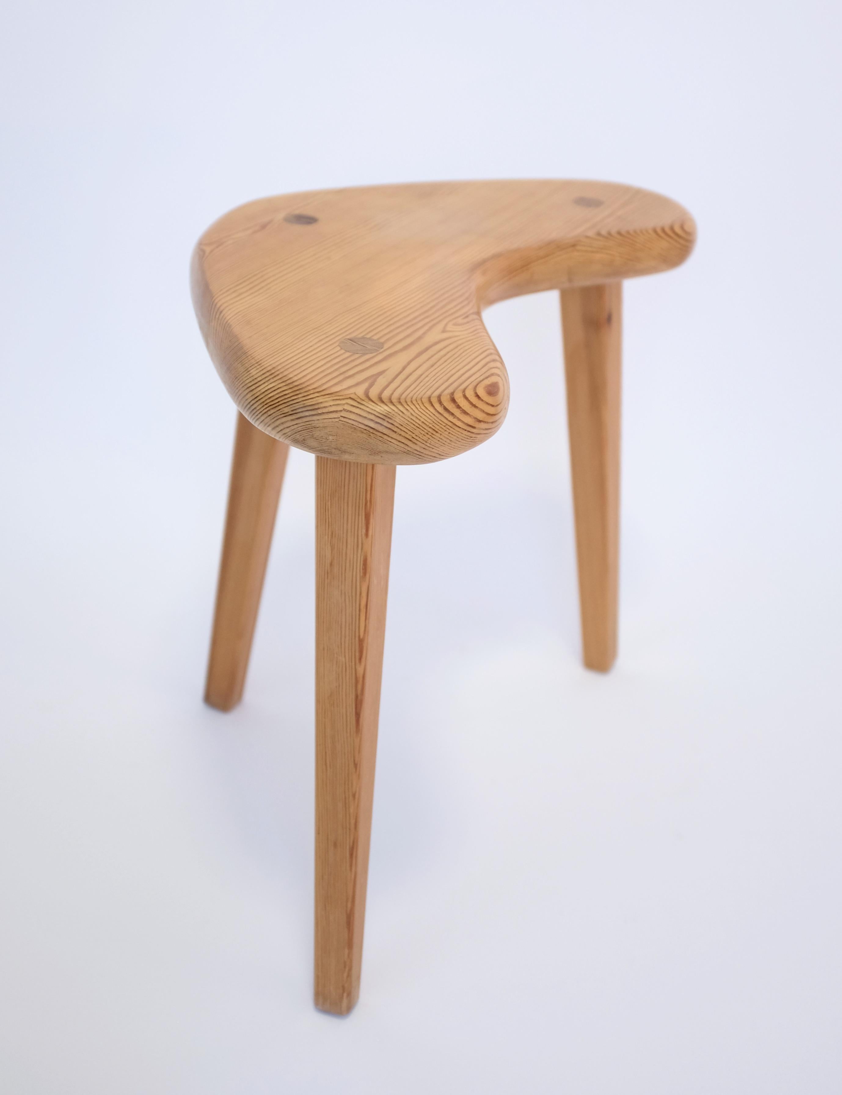1970's Swedish Pine stool by Stig Sandkvist, Vemdalen. Typical rounded shape for the era and with beautiful details on the top. In a very good condition.

Country: Stig Sandkvist

Maker: Stig Sandkvist, Vemdalen

Dimensions: W 21 in. x D 13