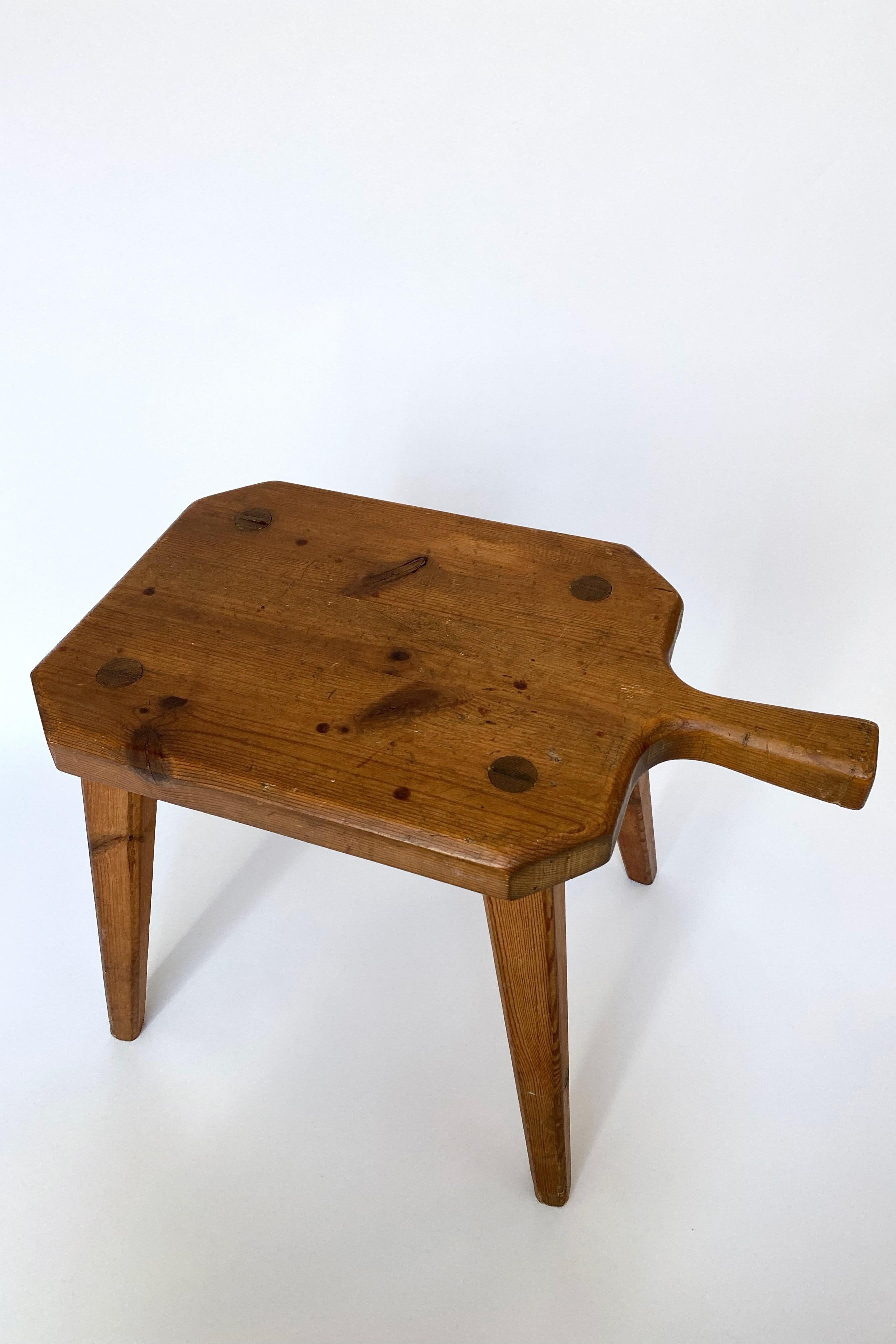 Charming Swedish Pine stool from 1970 with great patina. Spade shaped seat that makes it the perfect small side table or foot stool. Good vintage condition with age appropriate wear, such as stains and smaller cracks.

Country: Sweden

Year: