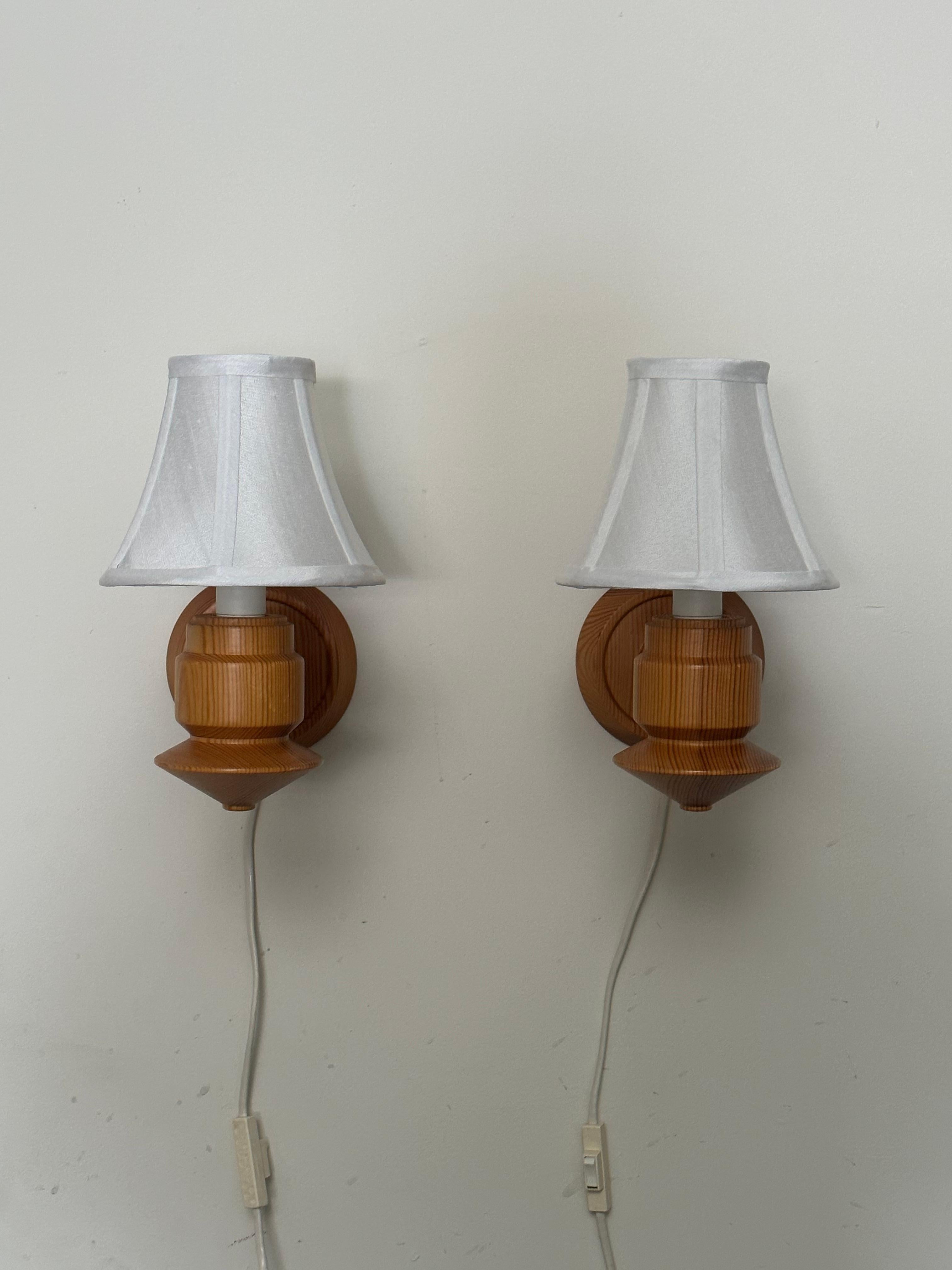 Apliques/ Lámparas de pared de pino sueco de los años 70 Moderno de mediados de siglo en venta