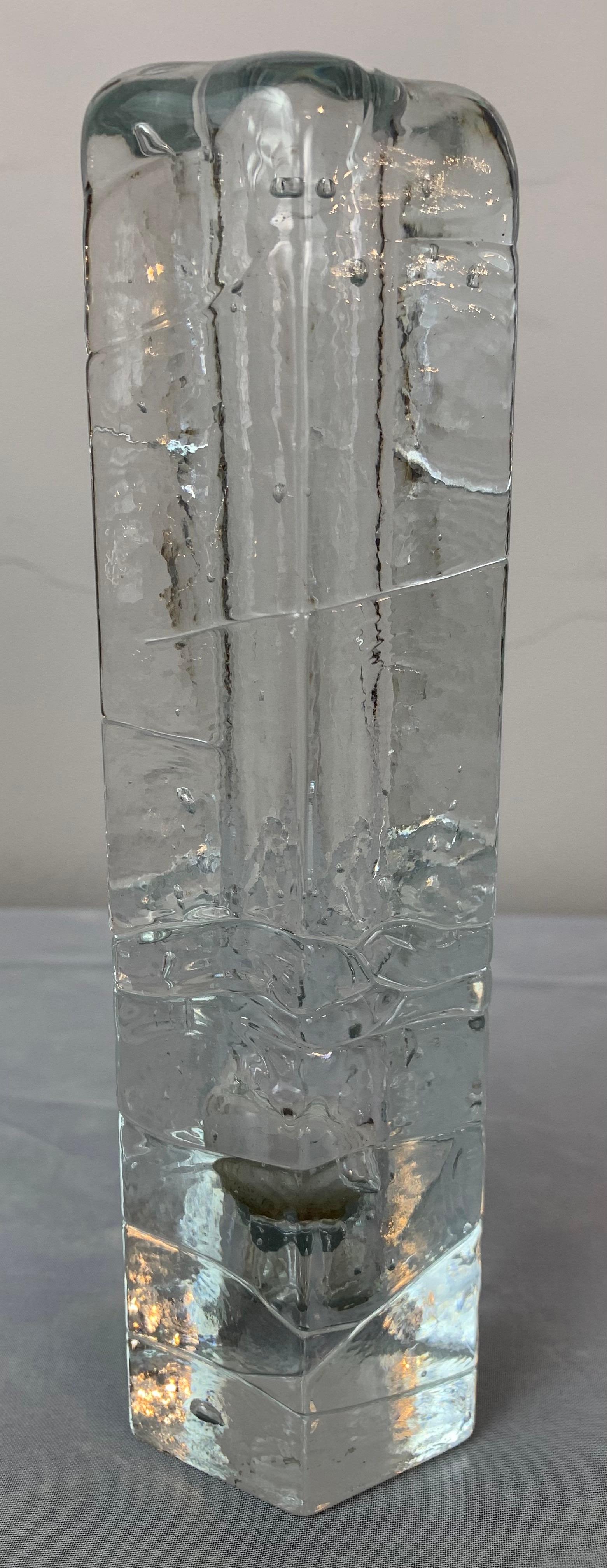 Vase à bourgeons hexagonal en verre massif Solifleur des années 1970, avec un motif abstrait de glace sur toute sa surface et un trou au centre pour y placer la fleur ou, de nos jours, une petite bougie. Le vase a été fabriqué par Pukeberg en Suède.