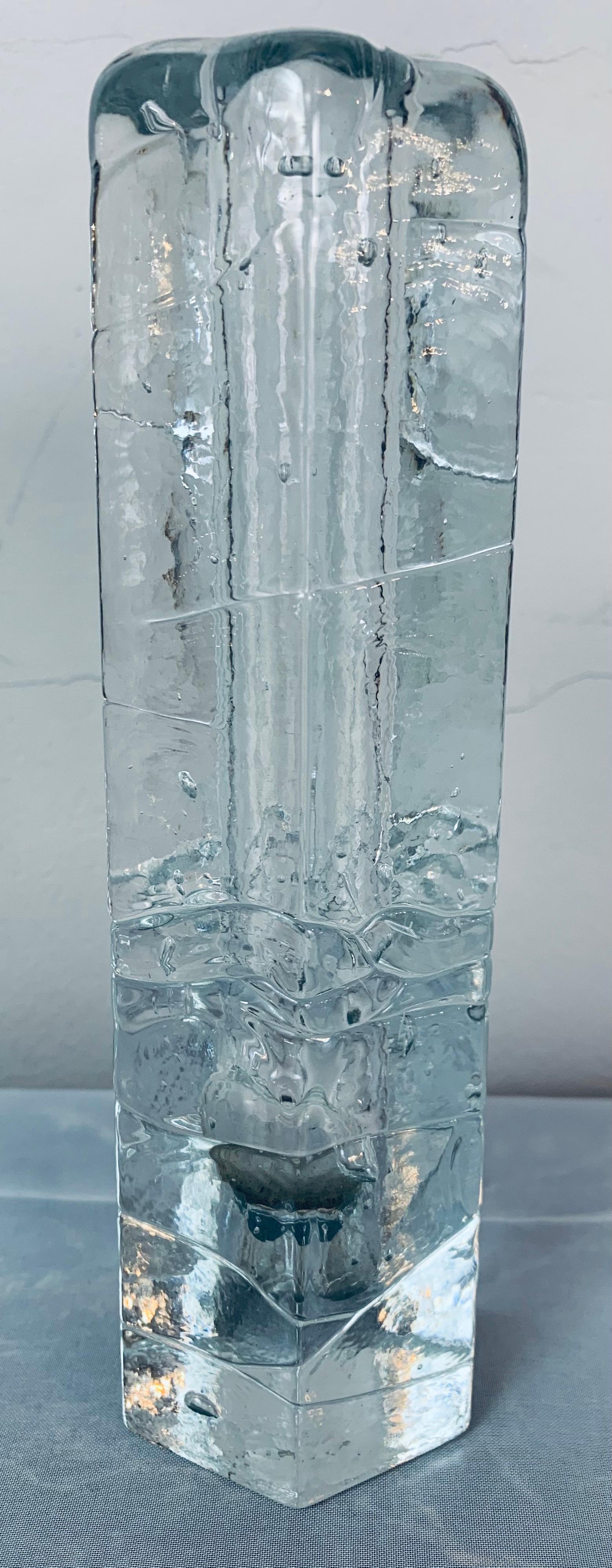 Européen Vase ou bougeoir suédois Pukeborg Solifleur Bud hexagonal en verre glacé des années 1970 en vente