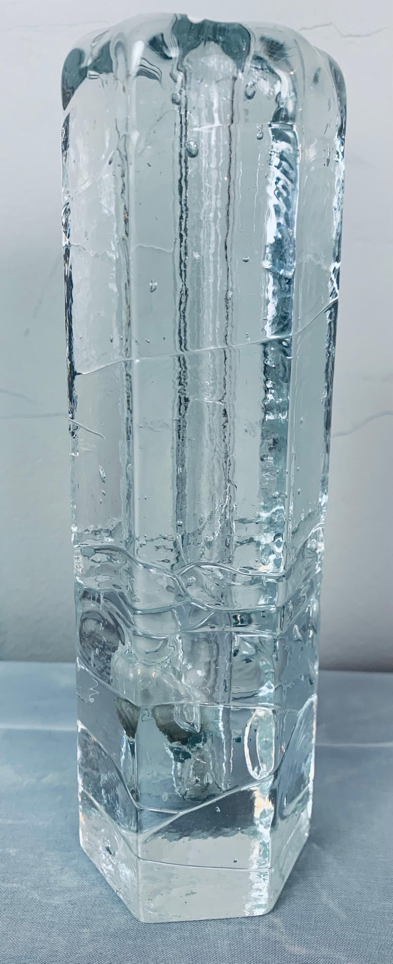 Jarrón o portavelas de cristal helado hexagonal Pukeborg Solifleur Bud sueco de los años 70 en Bueno estado para la venta en London, GB