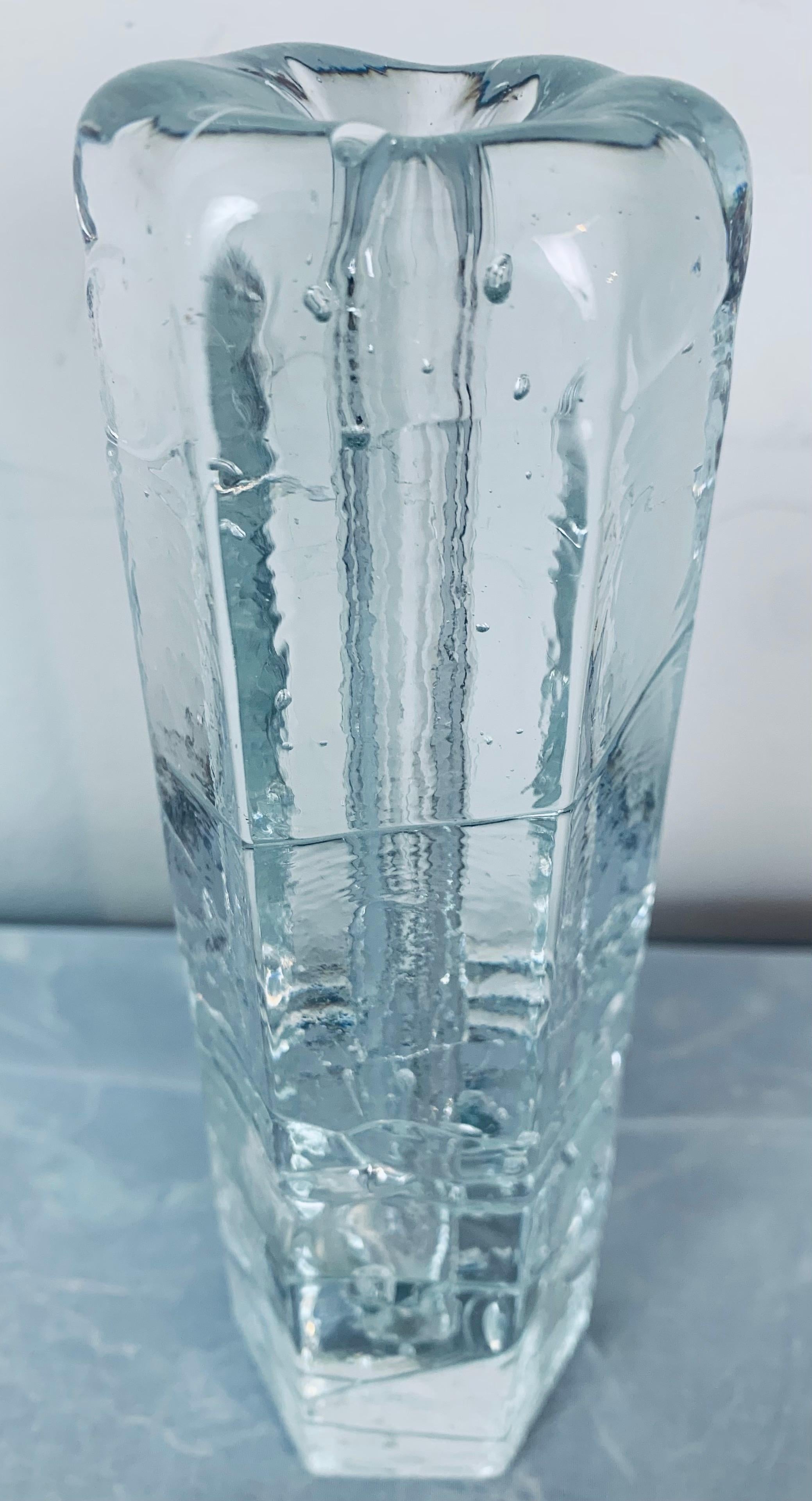 20ième siècle Vase ou bougeoir suédois Pukeborg Solifleur Bud hexagonal en verre glacé des années 1970 en vente