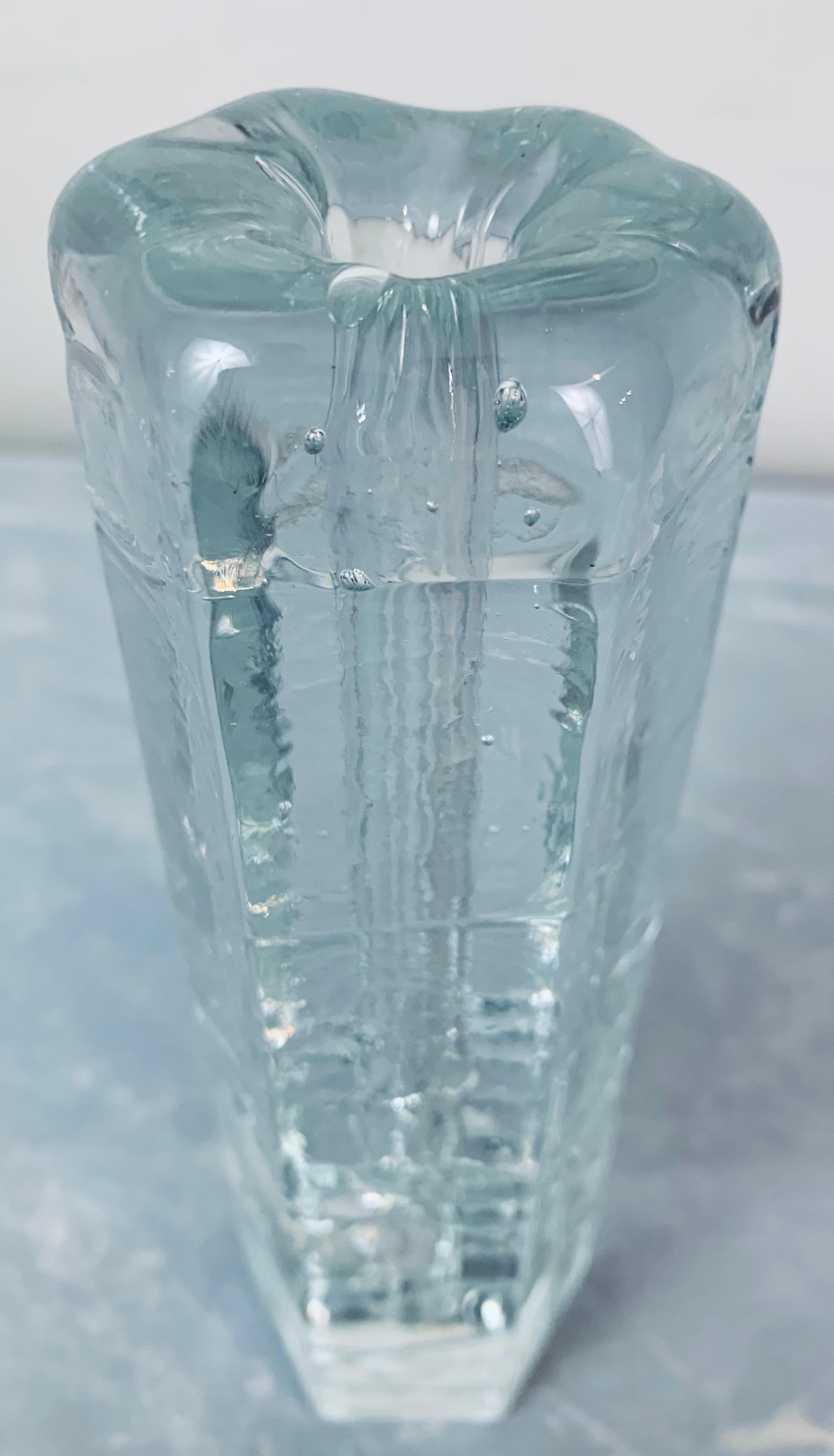 Verre Vase ou bougeoir suédois Pukeborg Solifleur Bud hexagonal en verre glacé des années 1970 en vente