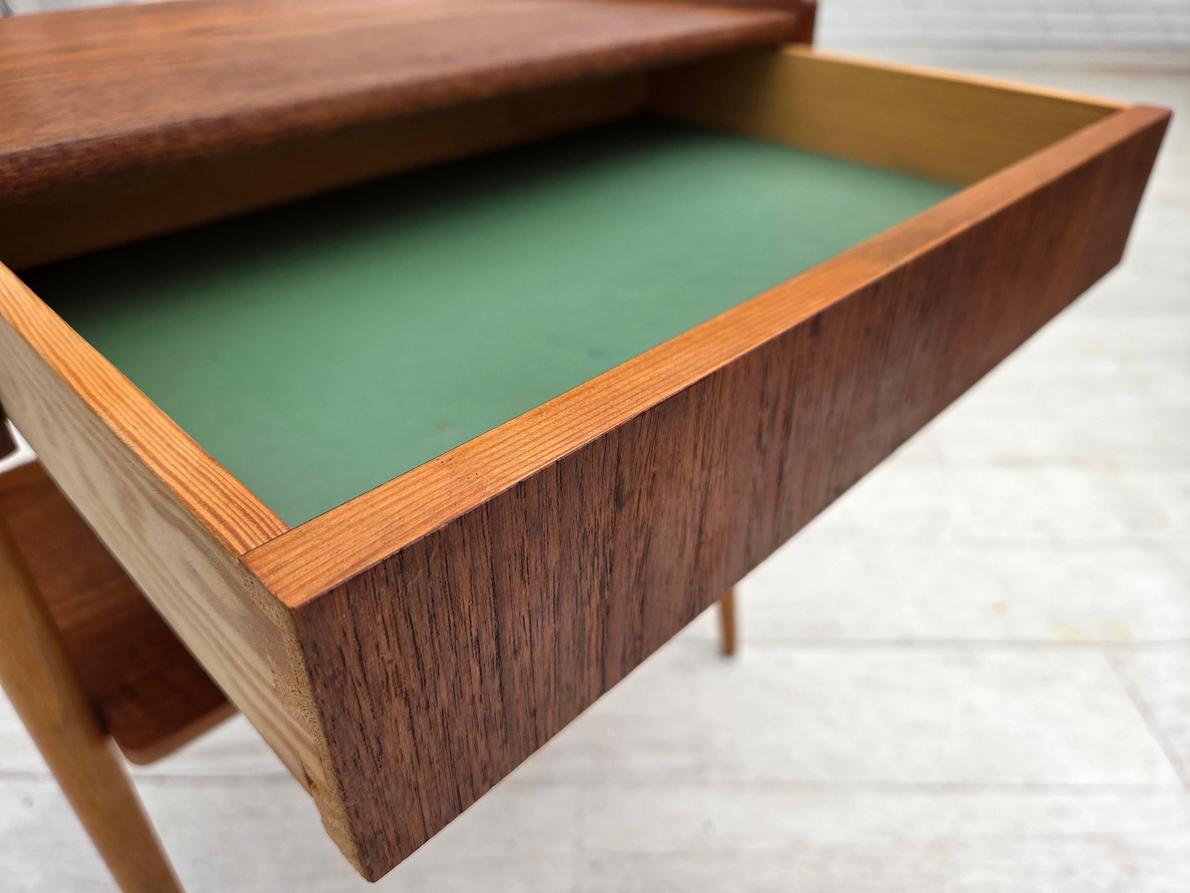 Svedese 1970s, Swedish side table by AB Carlstrom with drawer, teak wood. in vendita