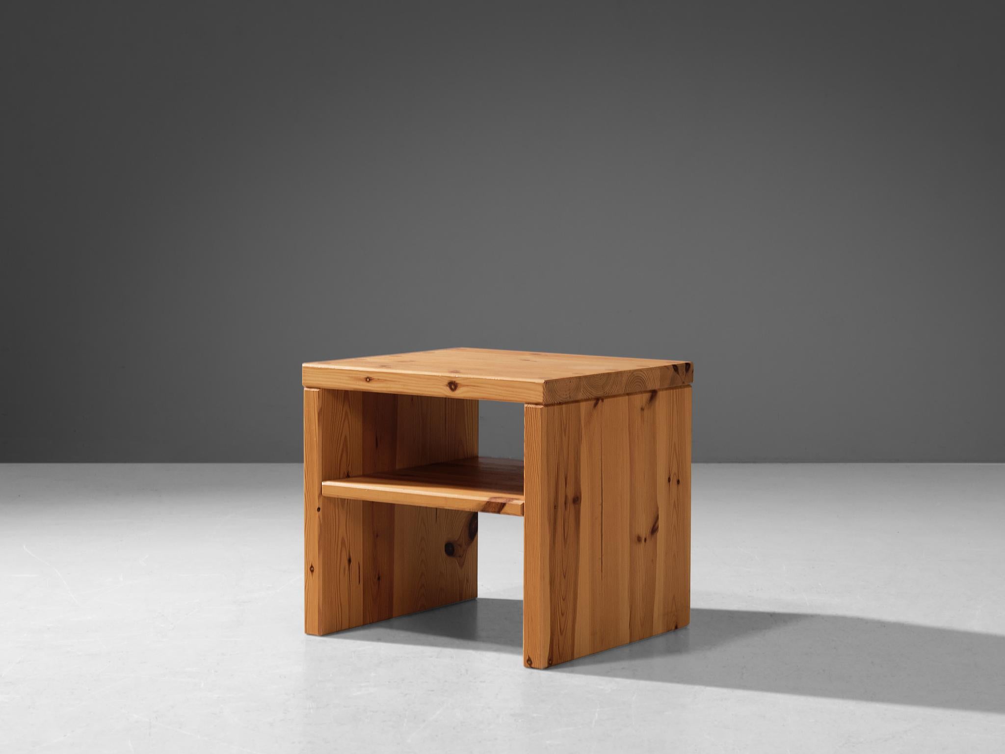 Beistelltisch, Kiefer, Schweden, 1970er Jahre
 
Dieser Beistelltisch mit seinem soliden und robusten Erscheinungsbild ist sorgfältig mit klaren, geraden Linien gefertigt und verkörpert die für schwedisches Design charakteristische Schlichtheit. Die