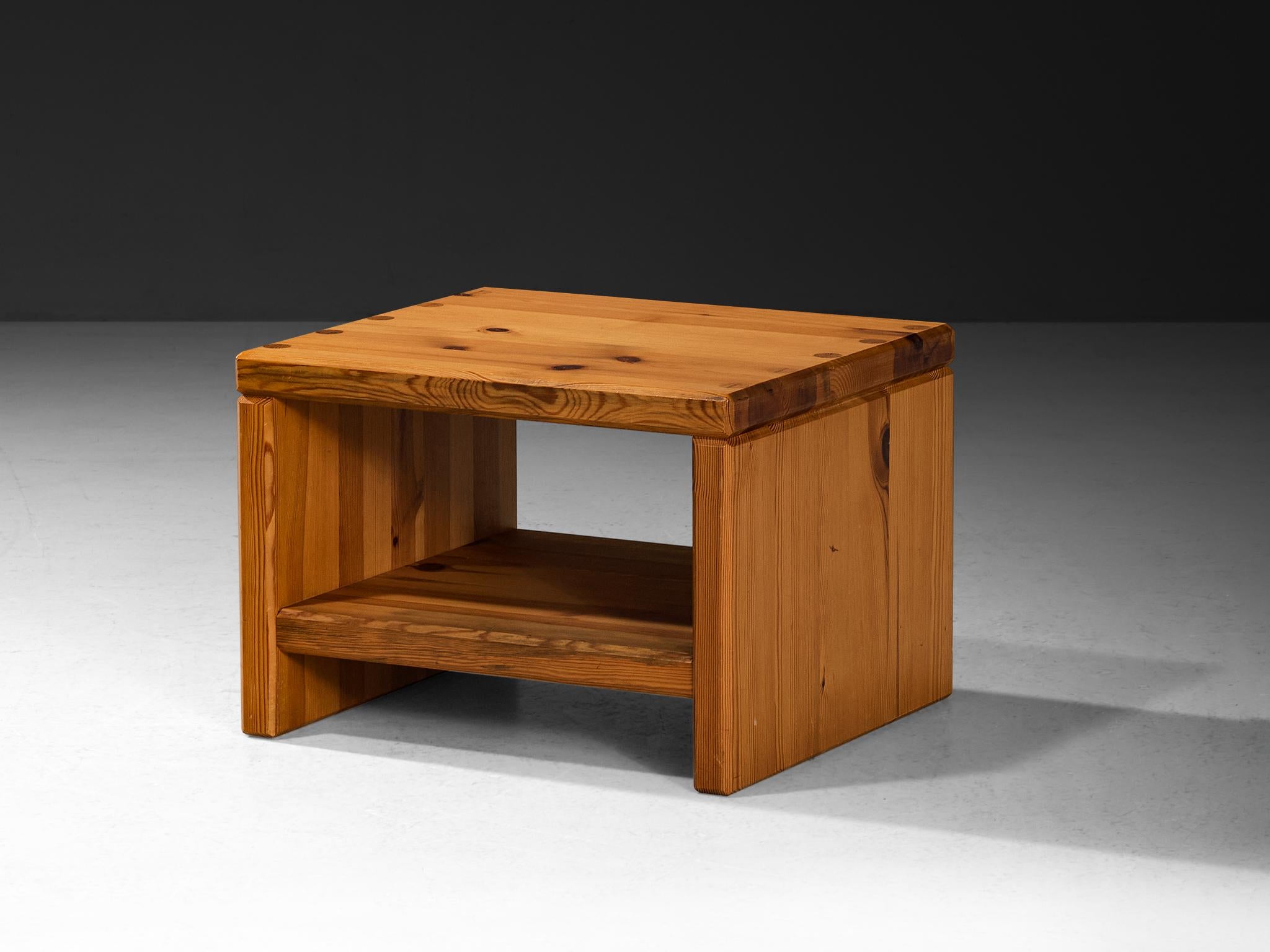  Beistelltisch, Kiefer, Schweden, 1970er Jahre
 
Dieser Beistelltisch mit seinem soliden und robusten Erscheinungsbild ist sorgfältig mit klaren, geraden Linien gefertigt und verkörpert die für schwedisches Design charakteristische Schlichtheit. Die