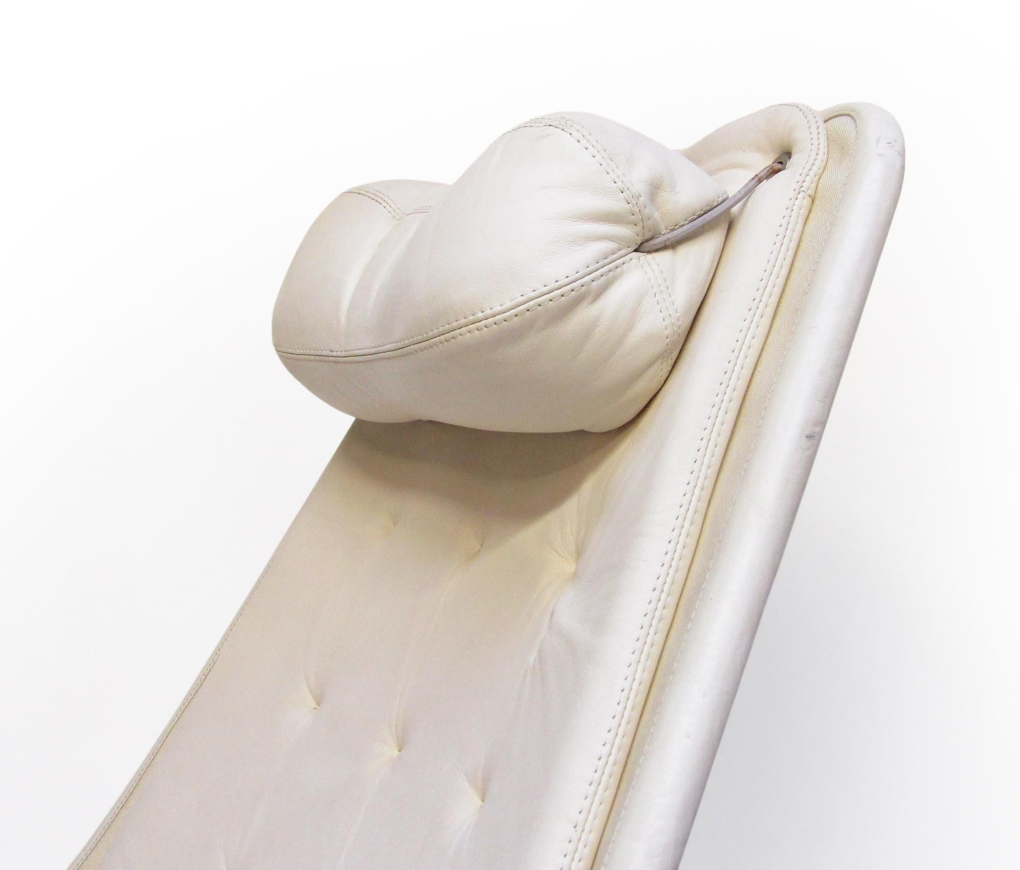 Chaise Jetson suédoise de l'ère spatiale des années 1970 en cuir blanc par Bruno Mathsson pour Dux en vente 9