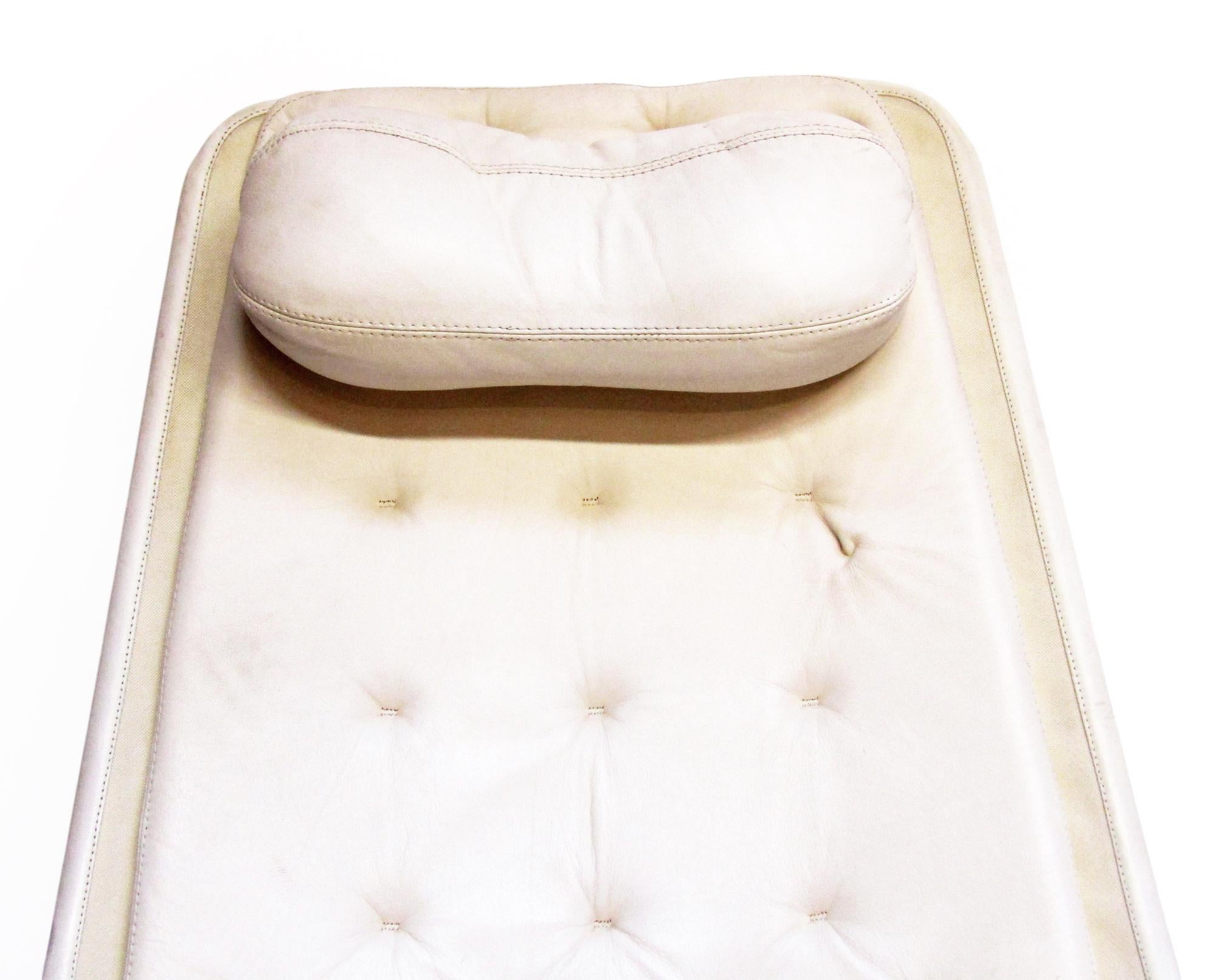Chaise Jetson suédoise de l'ère spatiale des années 1970 en cuir blanc par Bruno Mathsson pour Dux Bon état - En vente à Shepperton, Surrey