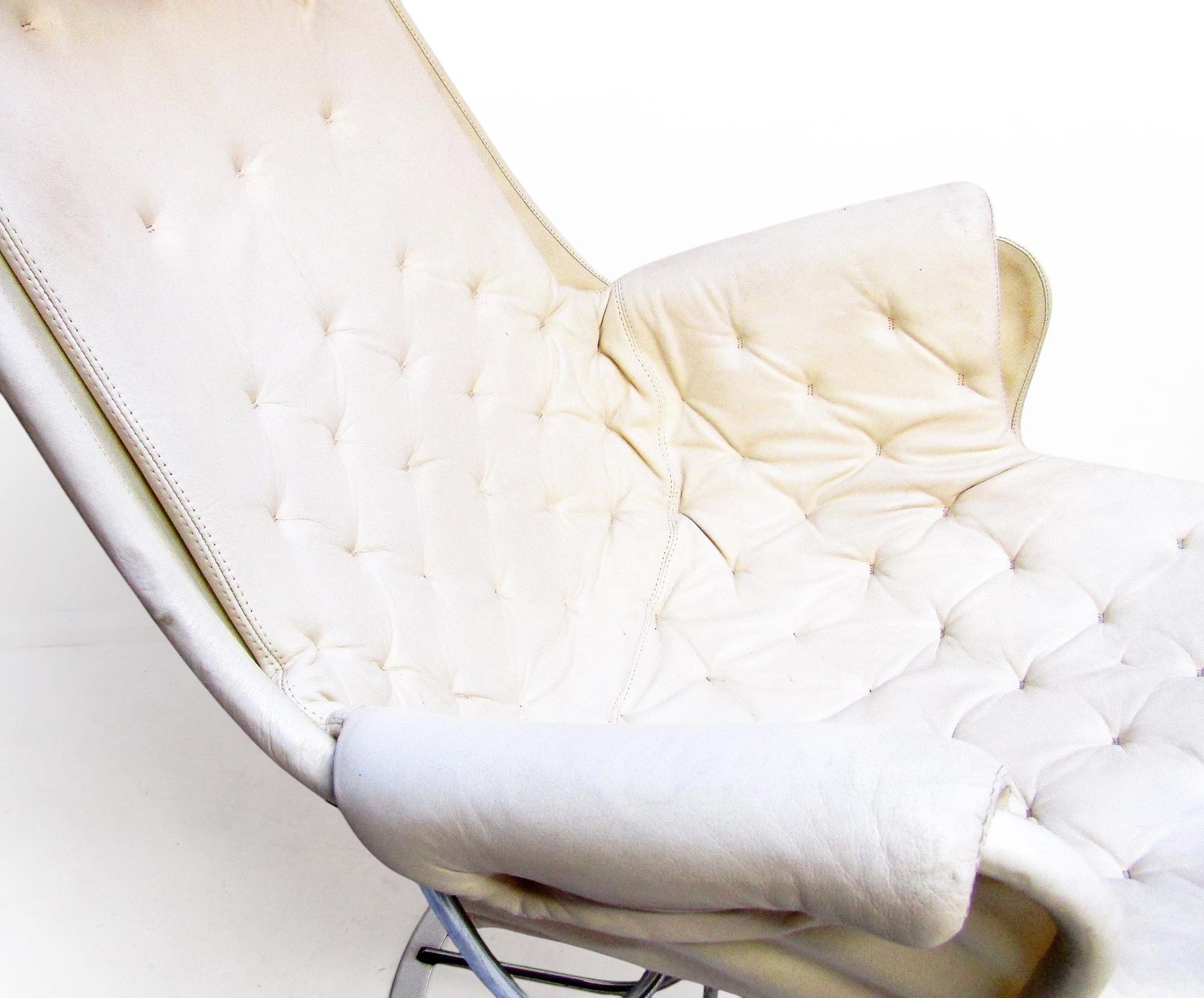 Chaise Jetson suédoise de l'ère spatiale des années 1970 en cuir blanc par Bruno Mathsson pour Dux en vente 1